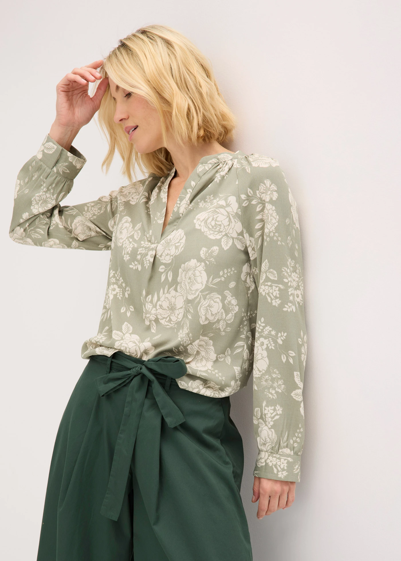Blouse-tunique imprimée • gris vert-naturel floral • Boutique bonprix