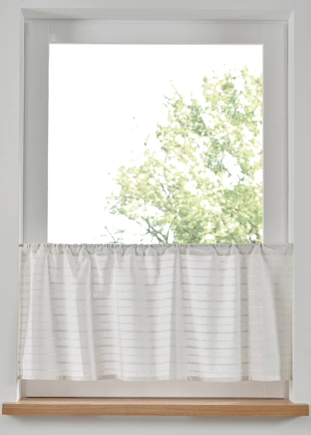 Vitrážková záclona z bio bavlny s dierkovanou výšivkou Vitrážková záclona z bio bavlny s dierkovanou výšivkou