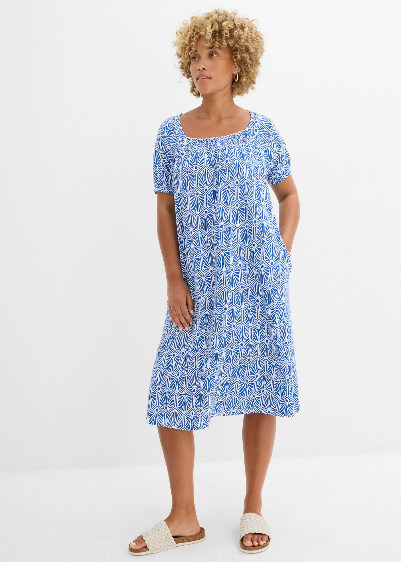 Robe en jersey 100% coton • bleu arctique-écru imprimé • Boutique bonprix