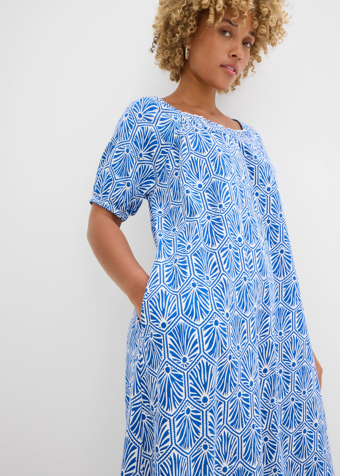 Robe en jersey 100% coton • bleu arctique-écru imprimé • Boutique bonprix