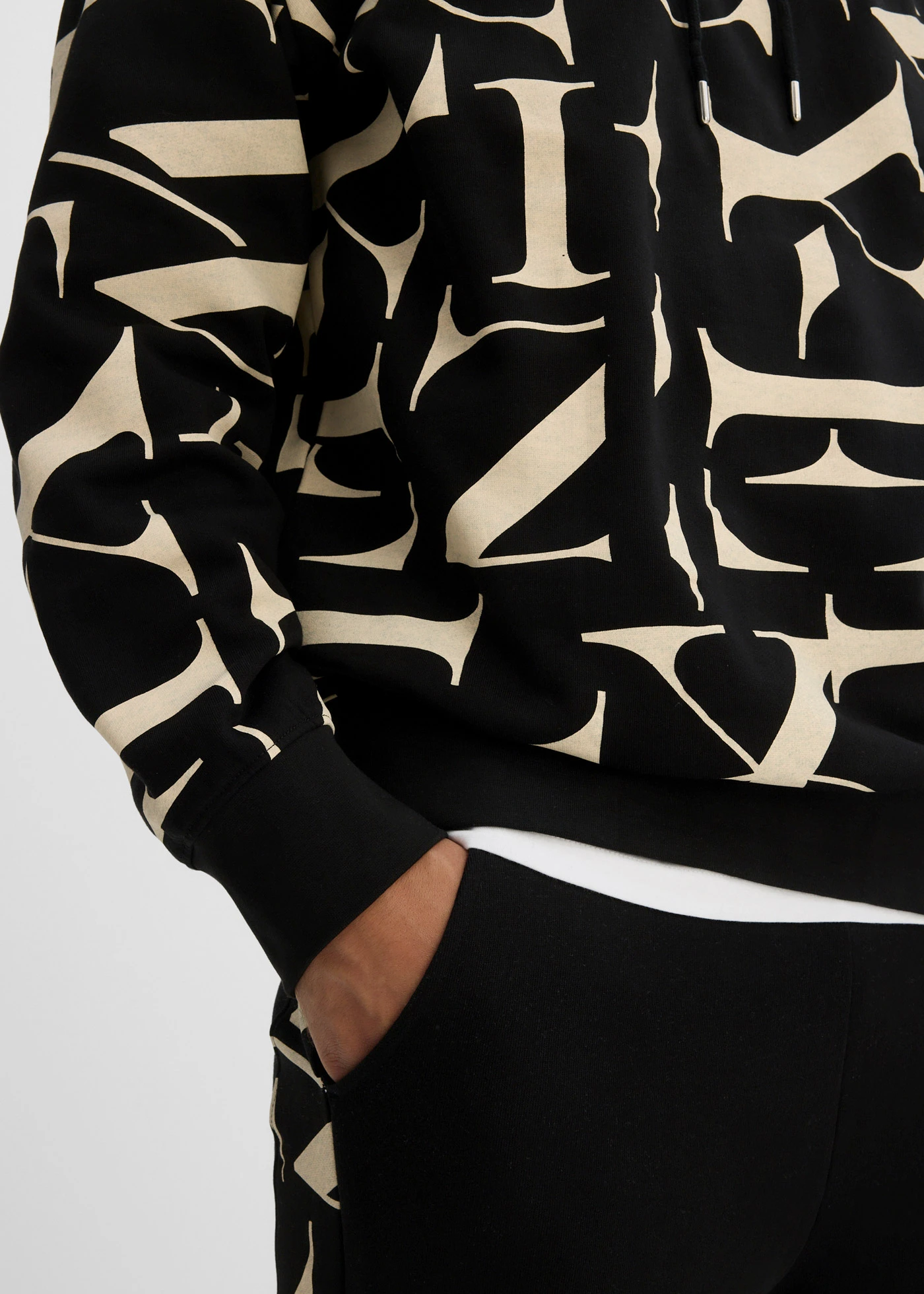 Sweat à capuche 100% coton, coupe loose • noir-sable clair imprimé • Boutique bonprix