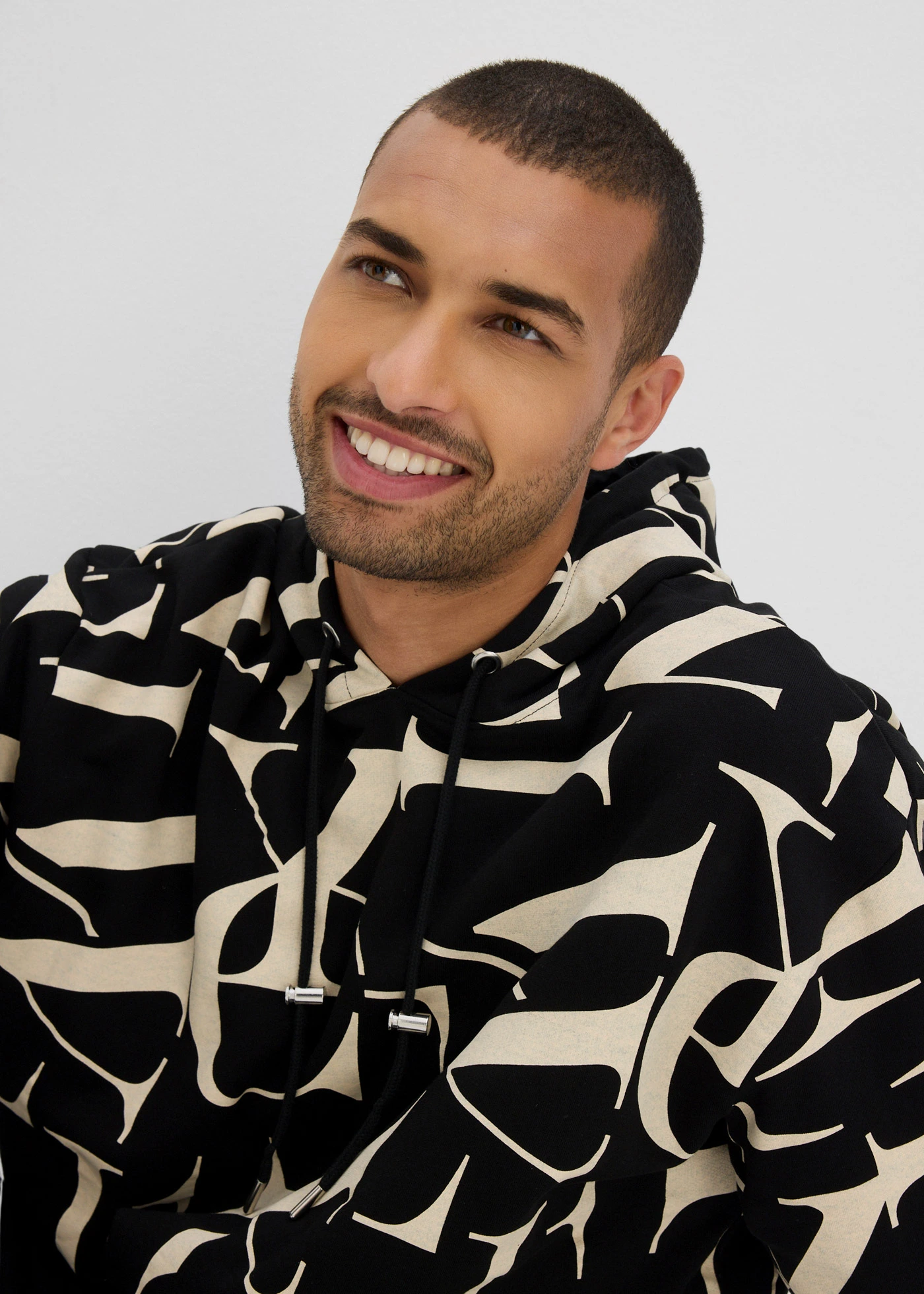 Sweat à capuche 100% coton, coupe loose • noir-sable clair imprimé • Boutique bonprix