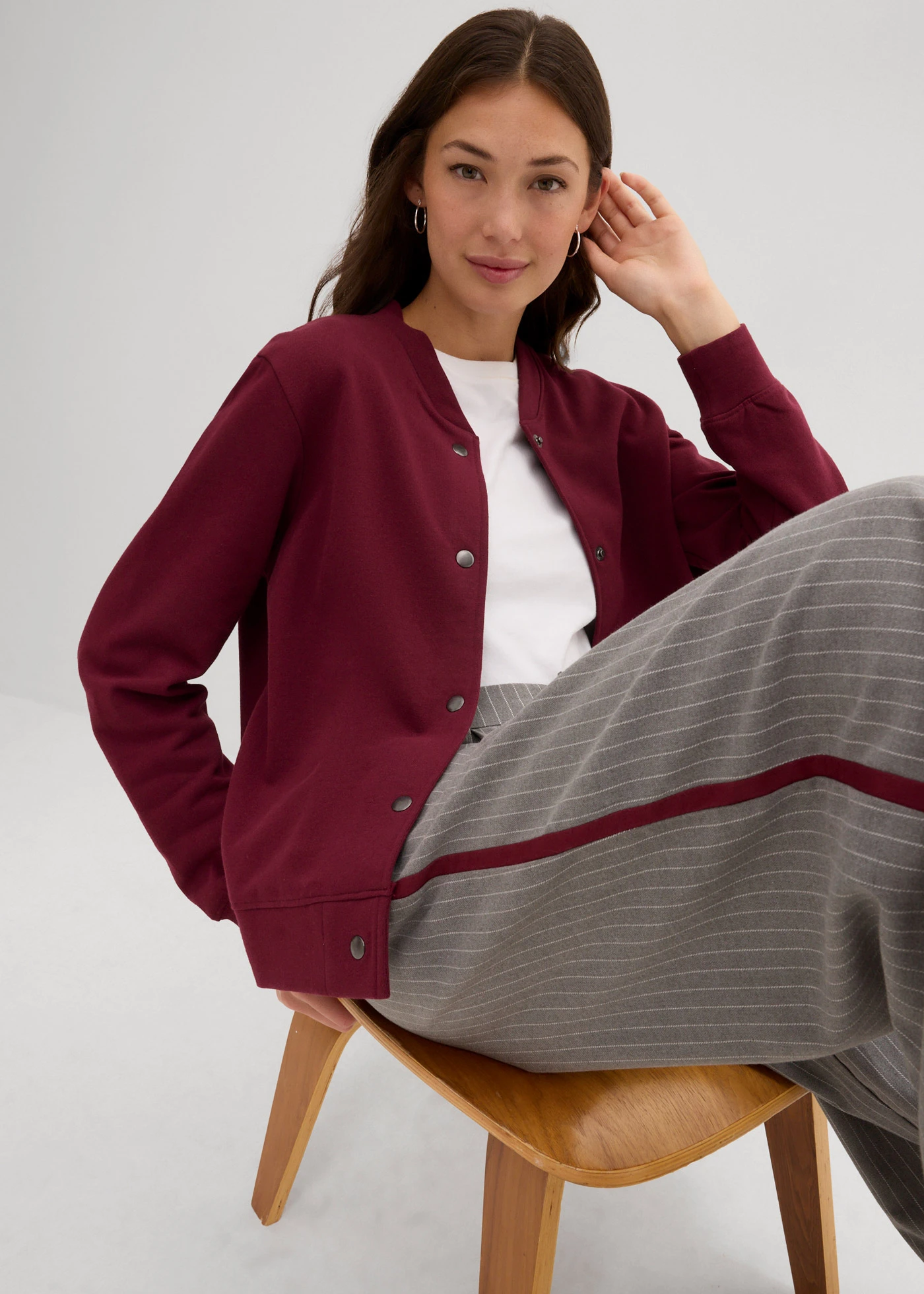 Sweat bomber met een knoopsluiting • esdoornrood • bonprix online shop