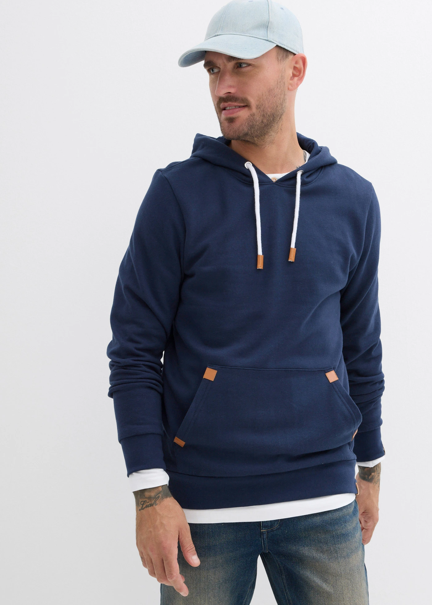 Sweat à capuche et détails enduits • bleu foncé • Boutique bonprix