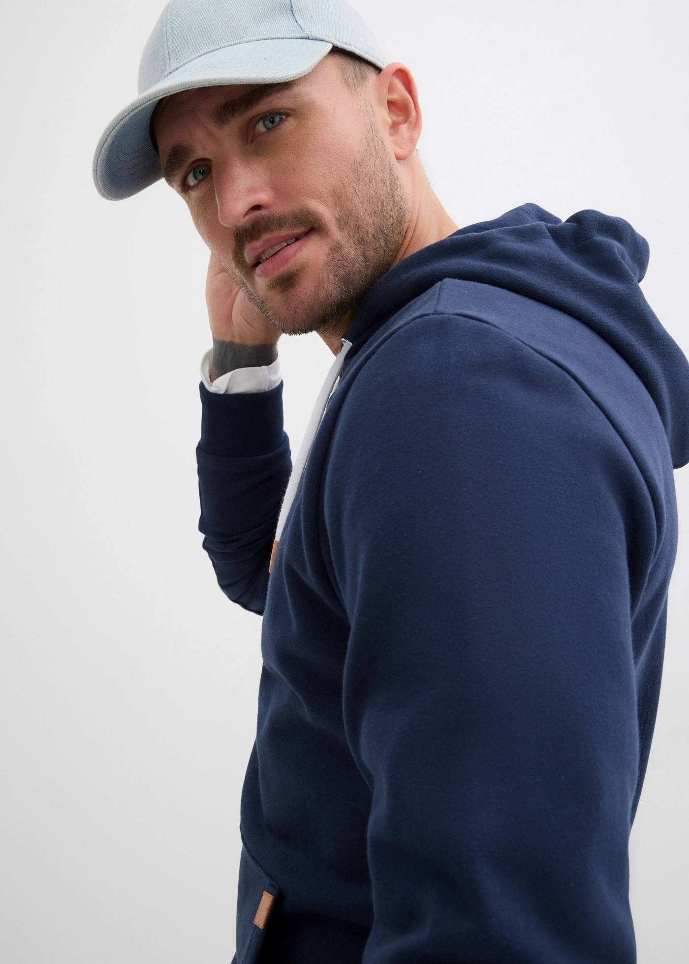 Hoodie met imitatieleren details • donkerblauw • bonprix online shop