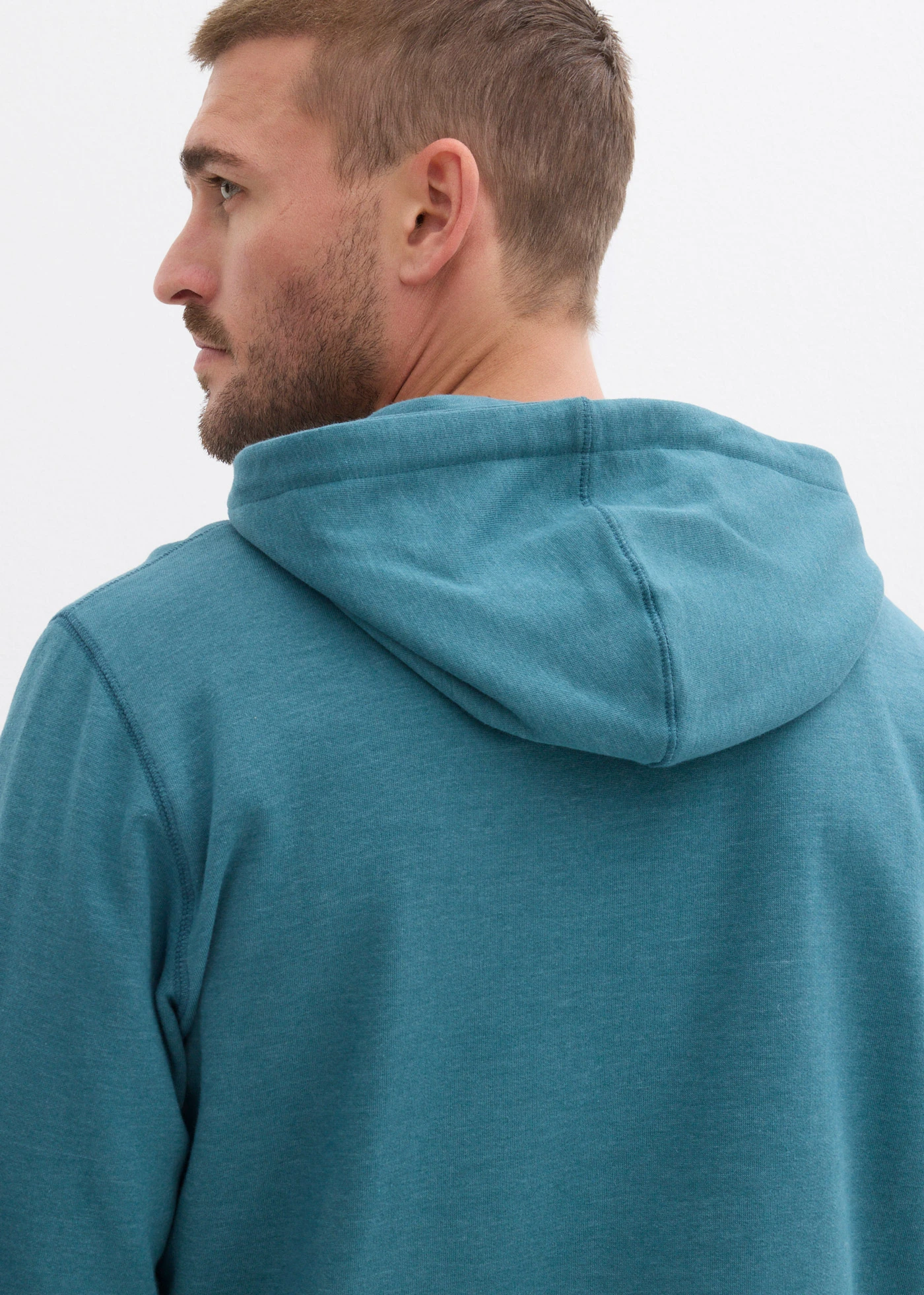 Hoodie met imitatieleren details en binnenin zacht geruwd • pepergroen • bonprix online shop