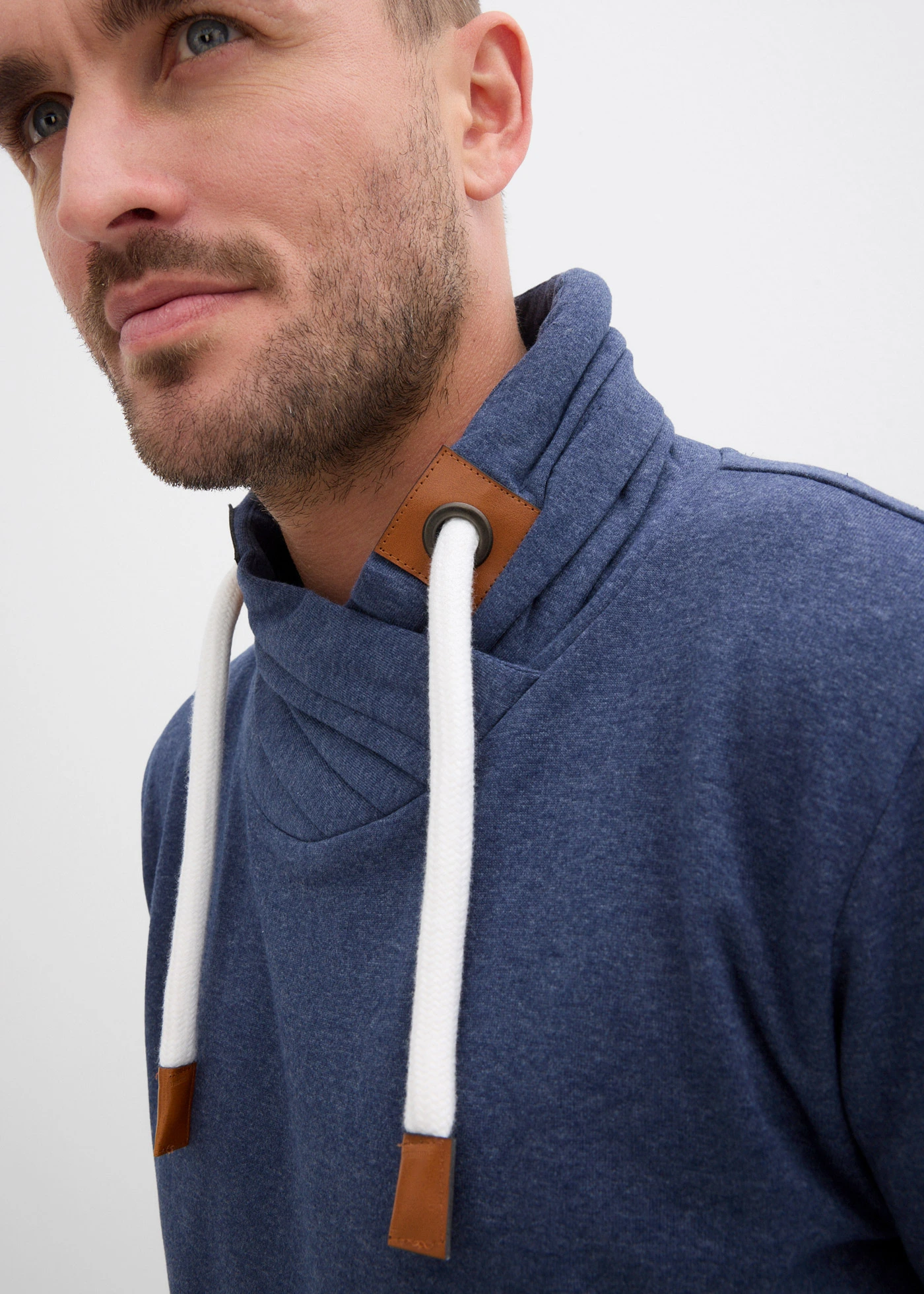 Sweater met sjaalkraag en imitatieleren details • donkerblauw gemêleerd • bonprix online shop