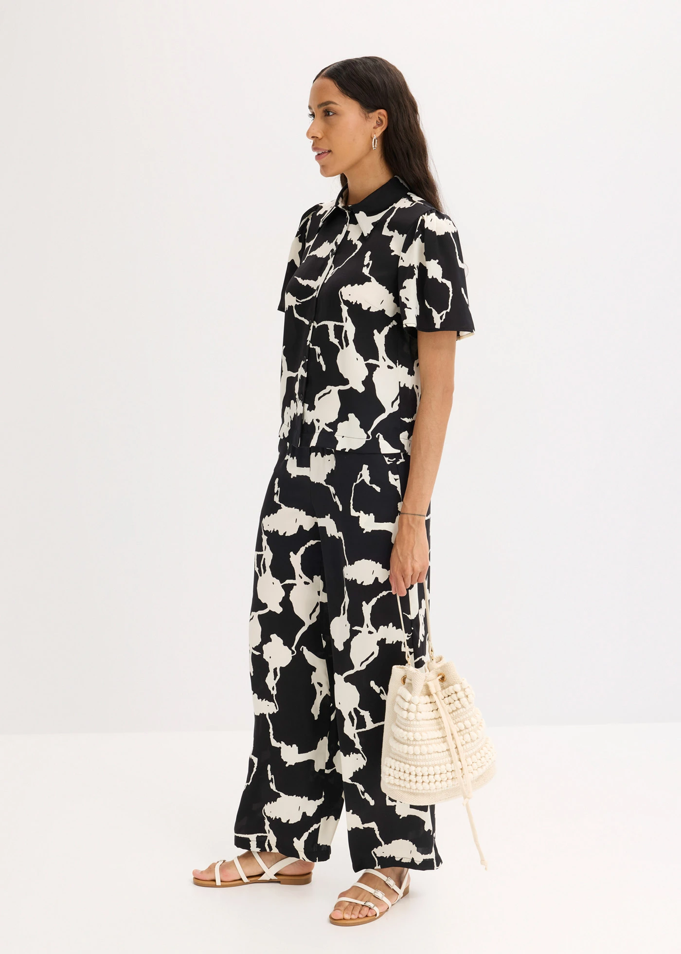 Halenka ze splývavého saténu • černo-bílá s potiskem • bonprix obchod