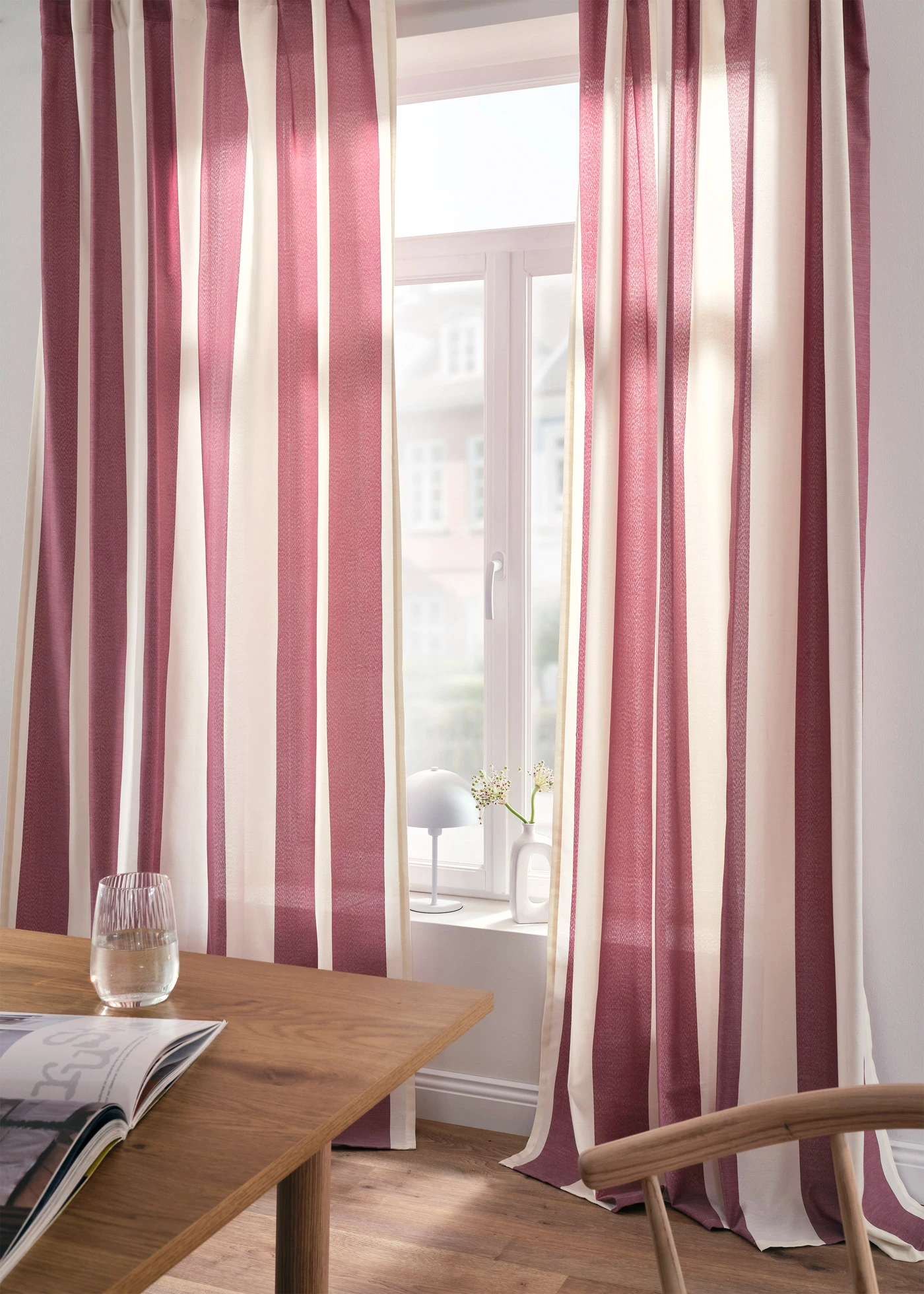 Gestreept gordijn met gerecycled polyester, ook verkrijgbaar in extra lang (1 stuk) • donkerrood-wit • bonprix online shop