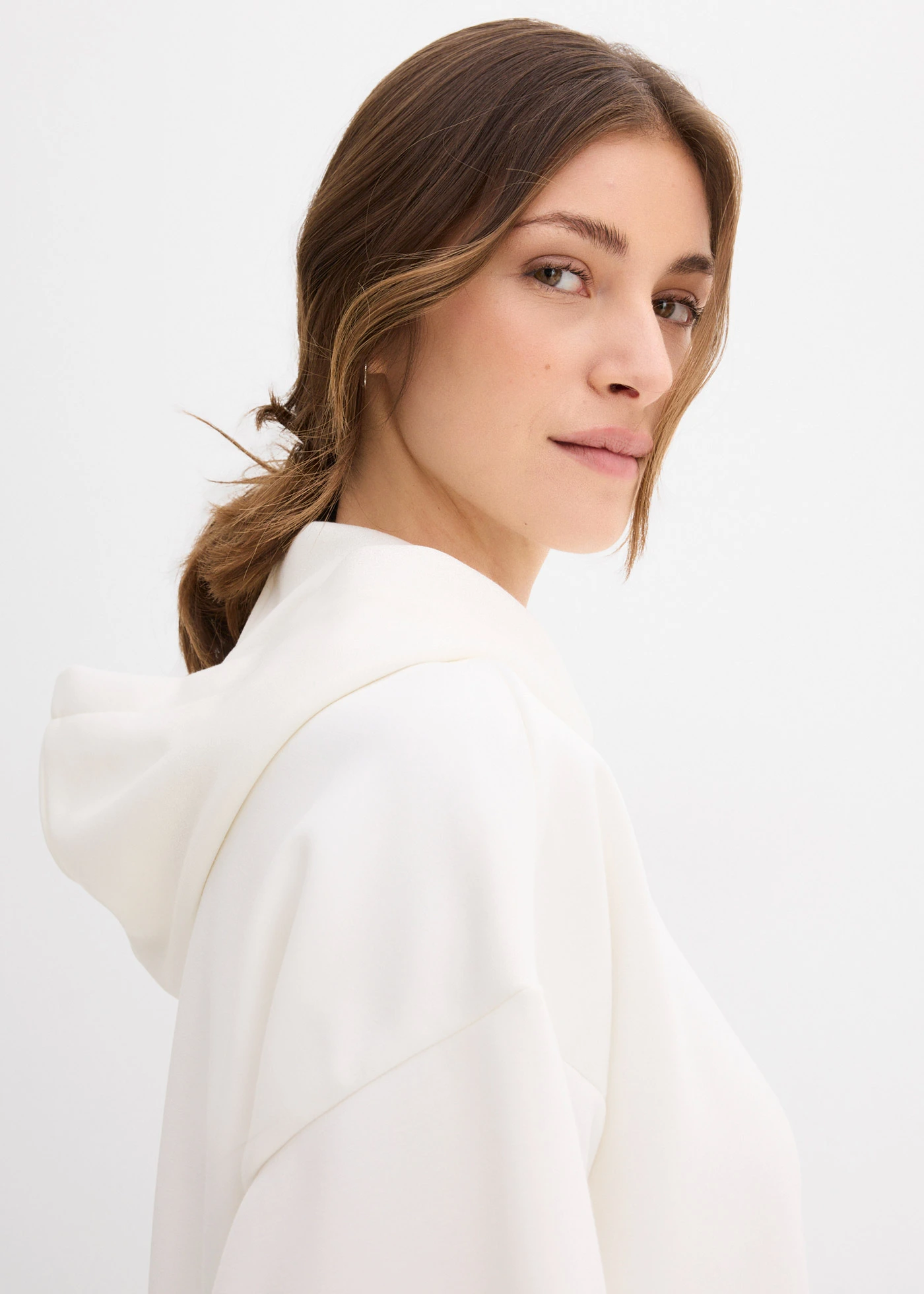 Mikina s kapucí, z mírně lesklé viskózové směsi • přírodní bílá • bonprix obchod