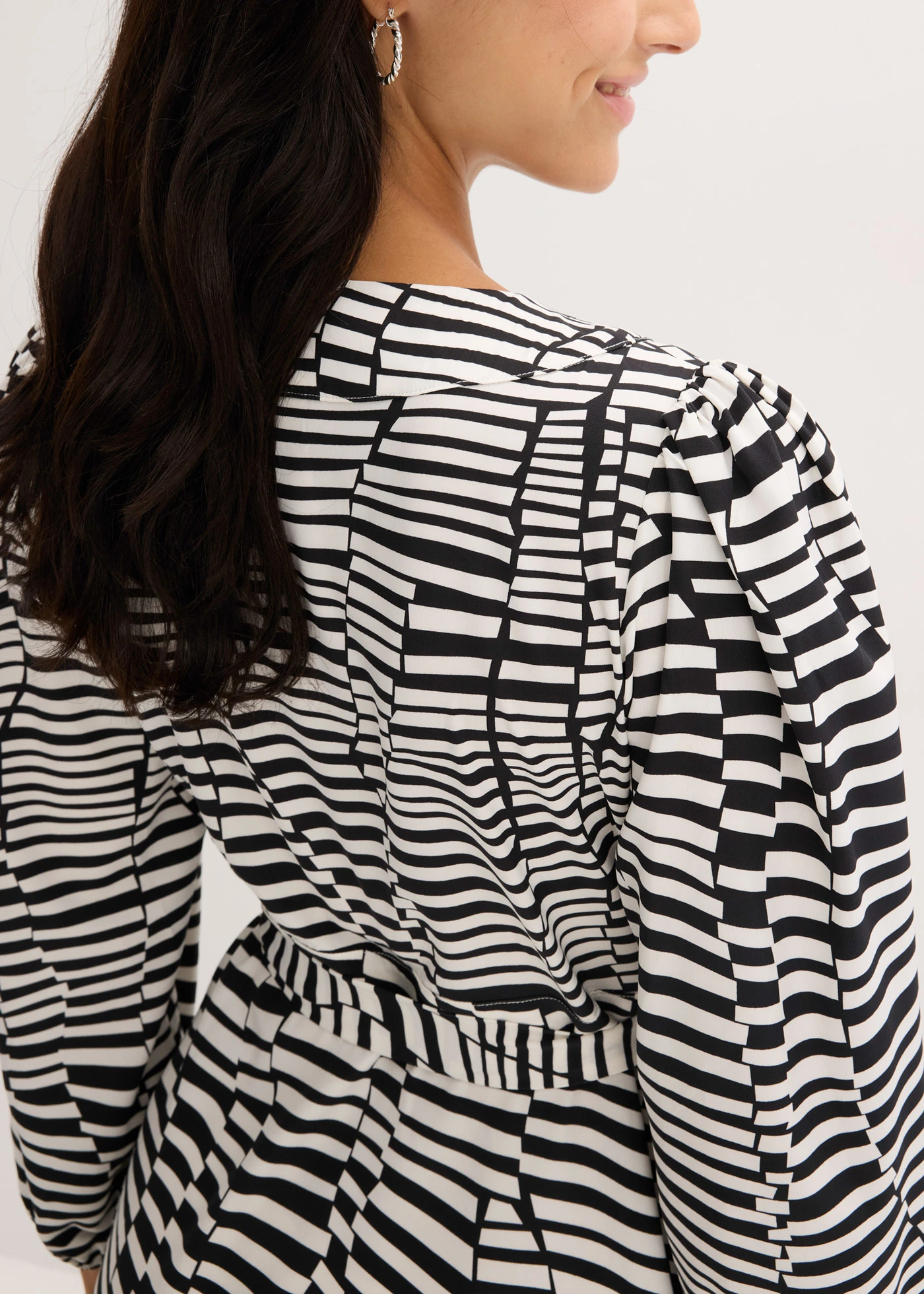 Robe portefeuille • noir-blanc graphique • Boutique bonprix