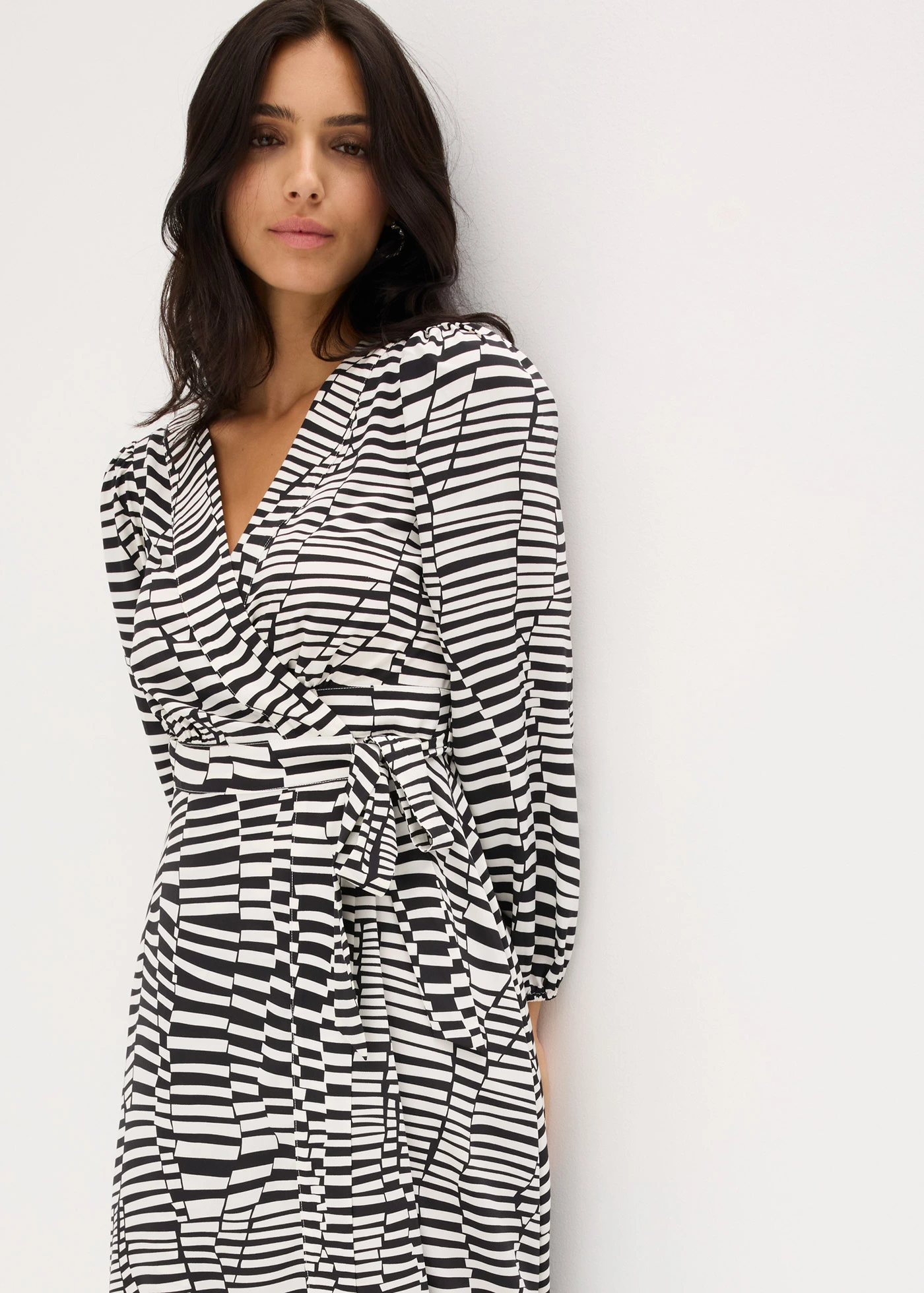 Robe portefeuille • noir-blanc graphique • Boutique bonprix