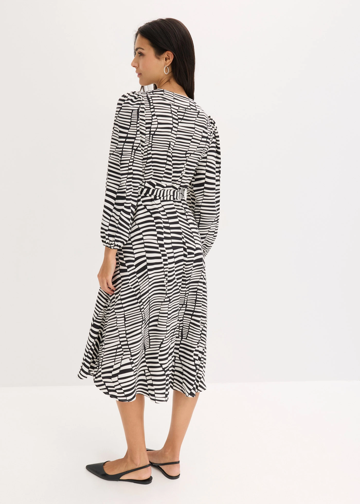 Robe portefeuille • noir-blanc graphique • Boutique bonprix