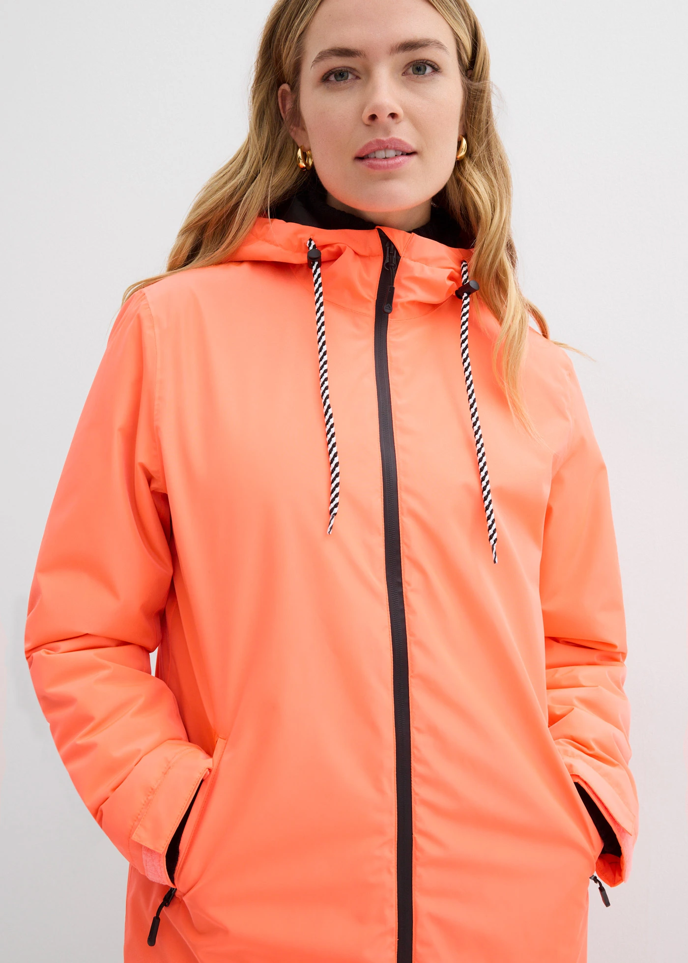 Nepromokavý, zateplený kabát v midi délce • neonově oranžovo-černá • bonprix obchod