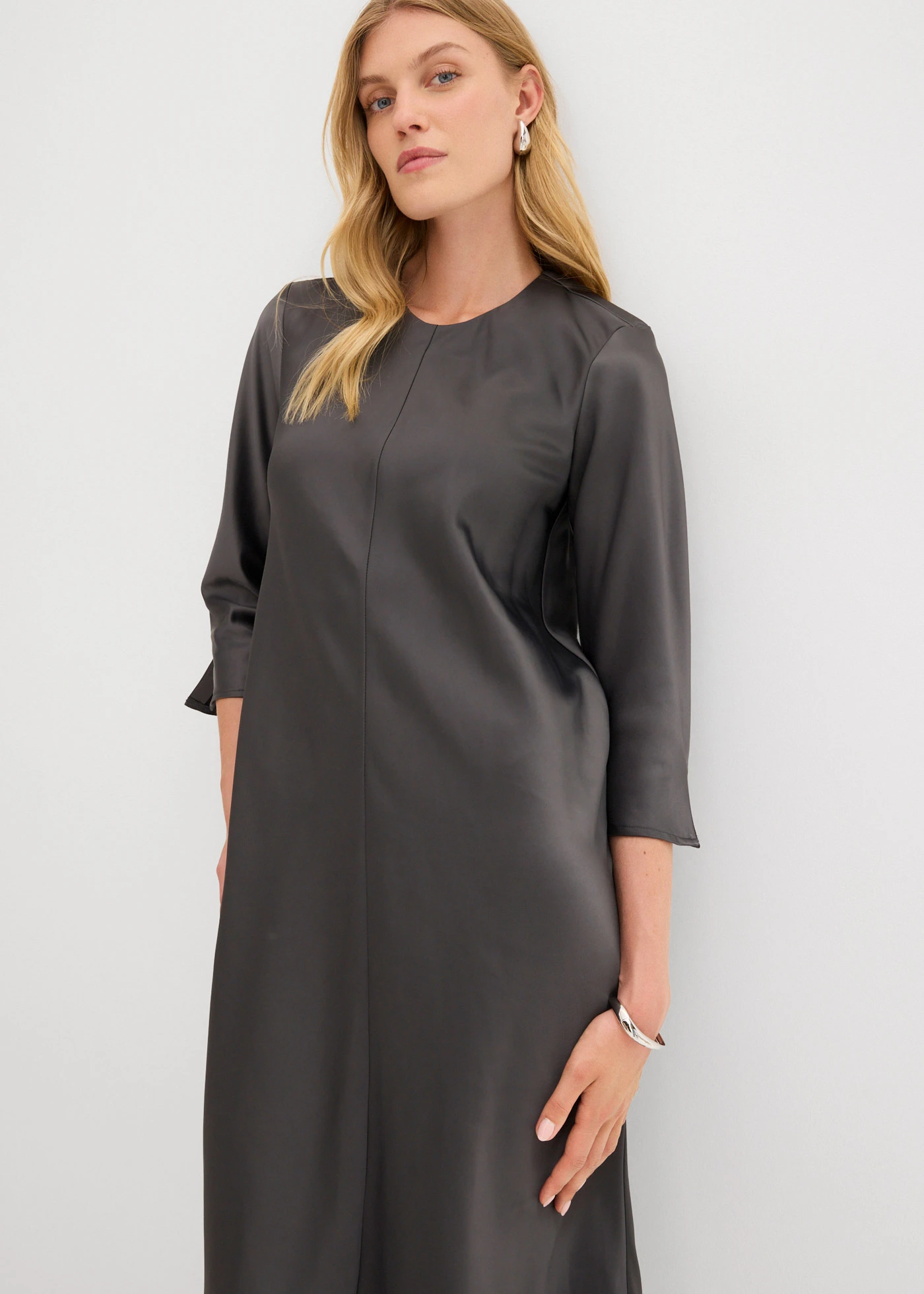 Robe midi en satin brillant • anthracite • Boutique bonprix