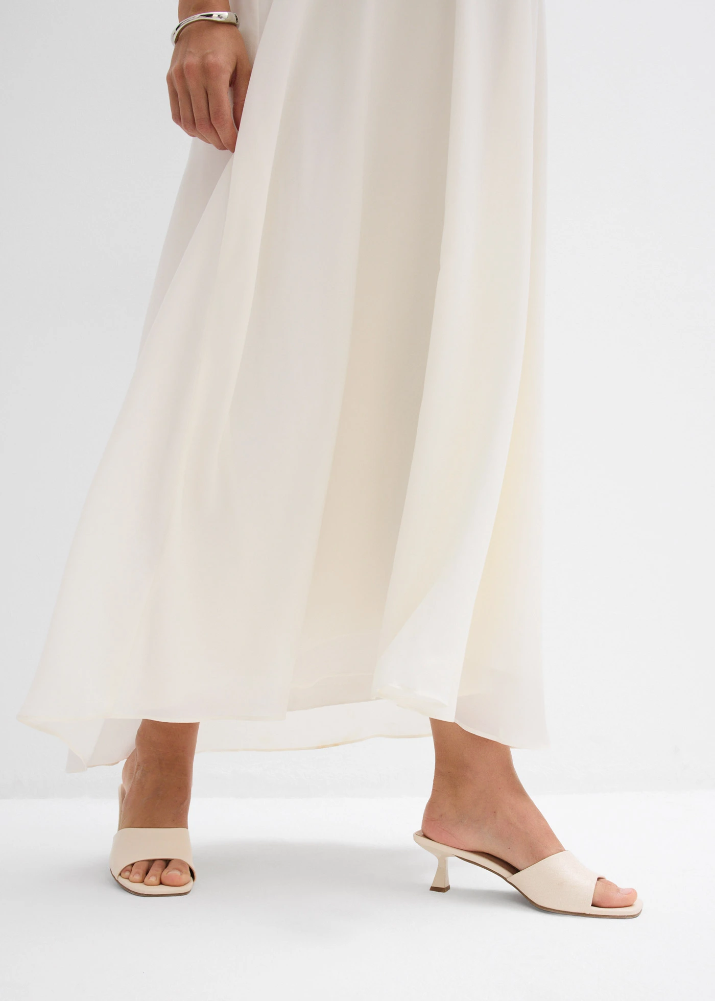 Robe de mariée de grossesse avec dentelle, satin et crêpe georgette • écru • Boutique bonprix