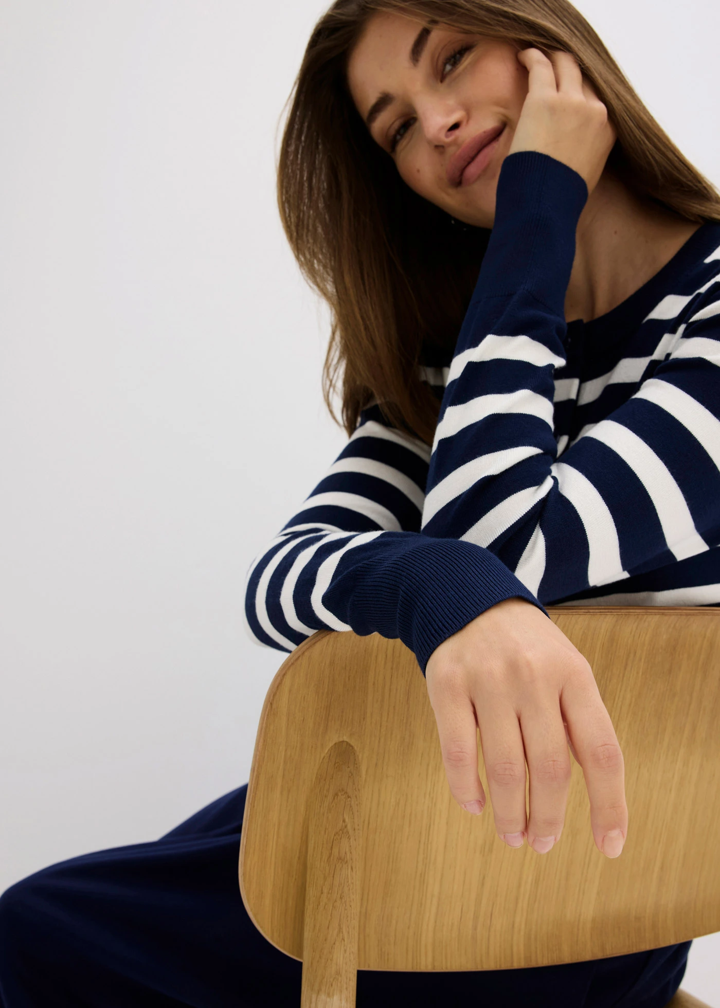 Kardigan z jemné pleteniny s proužky • tmavě modro-přírodní bílá s proužky • bonprix obchod