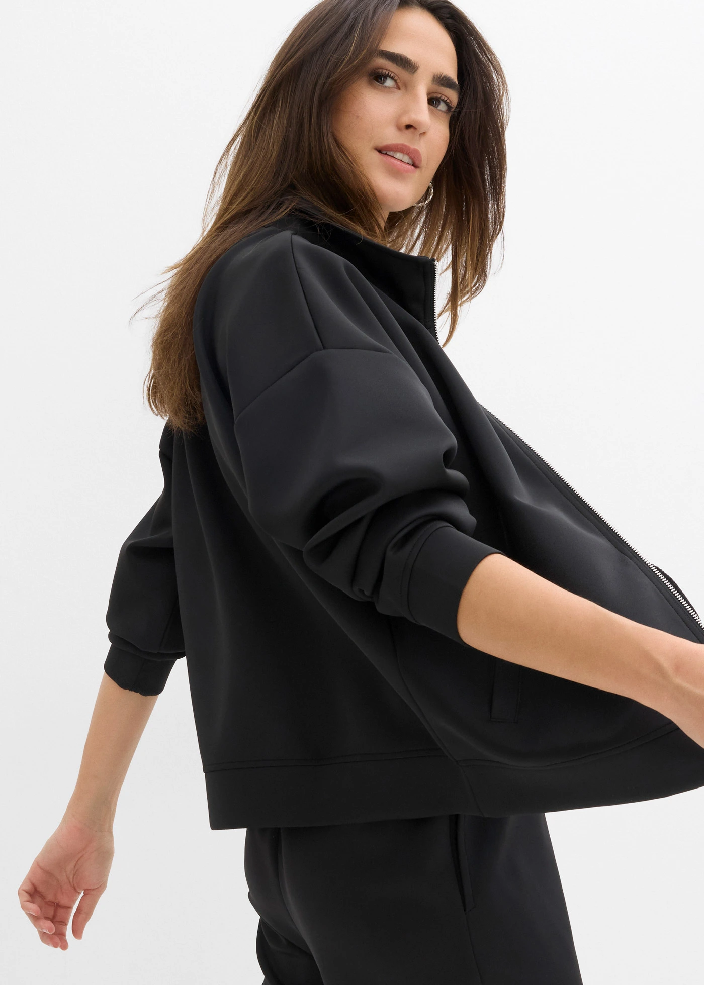 Bunda na zip z materiálu scuba • černá • bonprix obchod