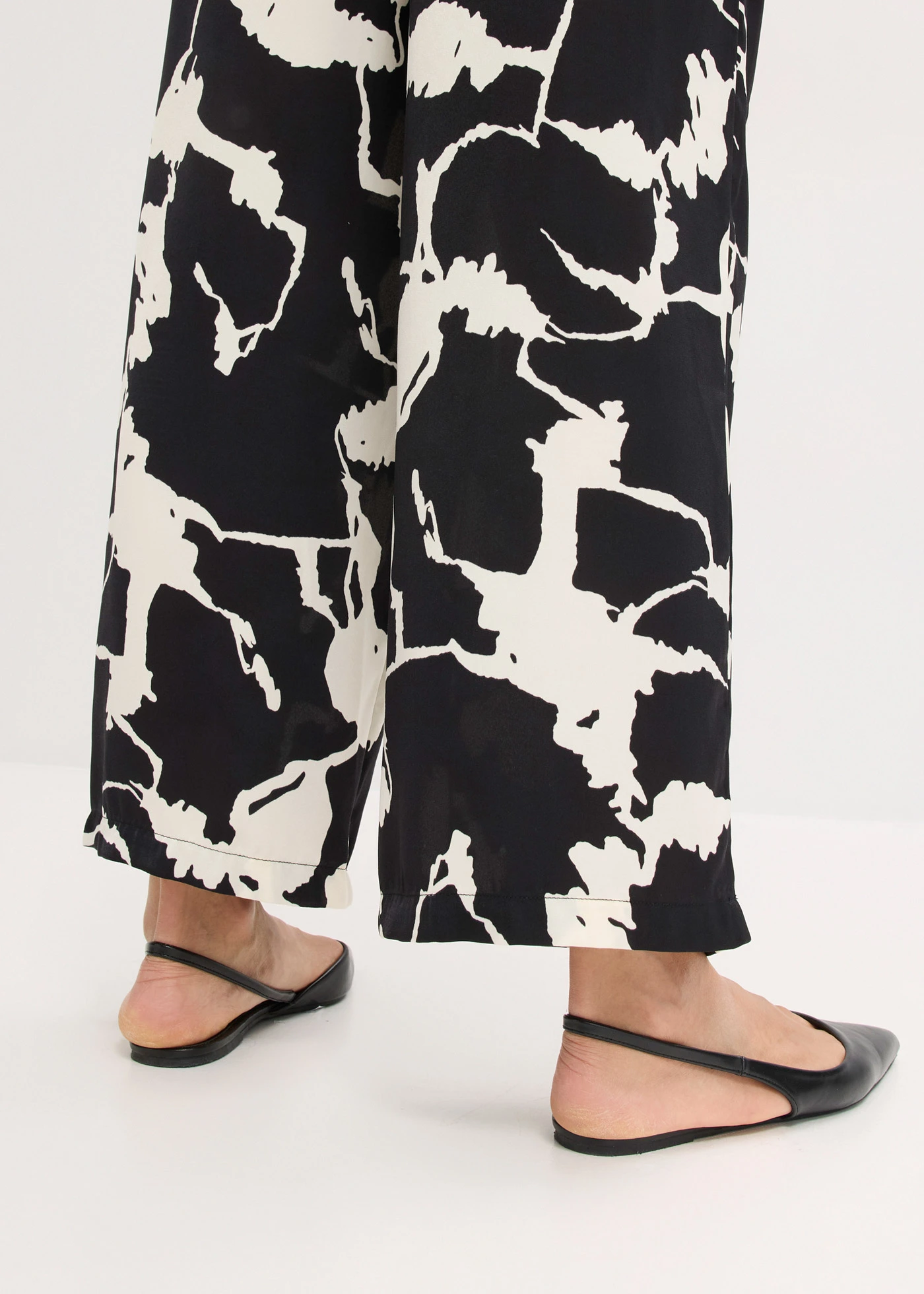 Kalhoty Palazzo se splývavého saténu • černo-bílá s potiskem • bonprix obchod