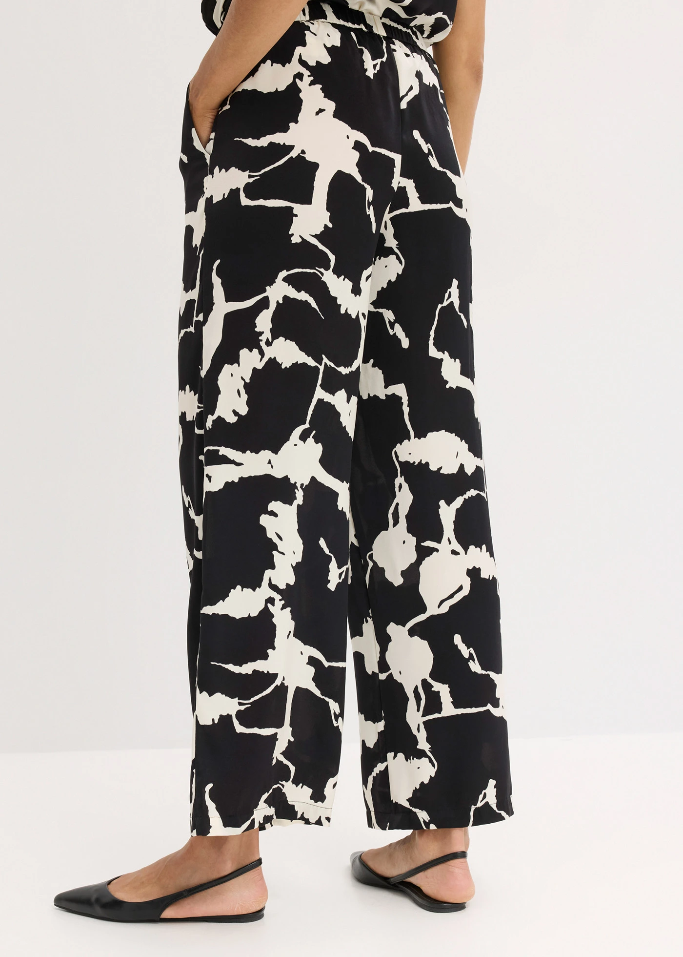 Kalhoty Palazzo se splývavého saténu • černo-bílá s potiskem • bonprix obchod