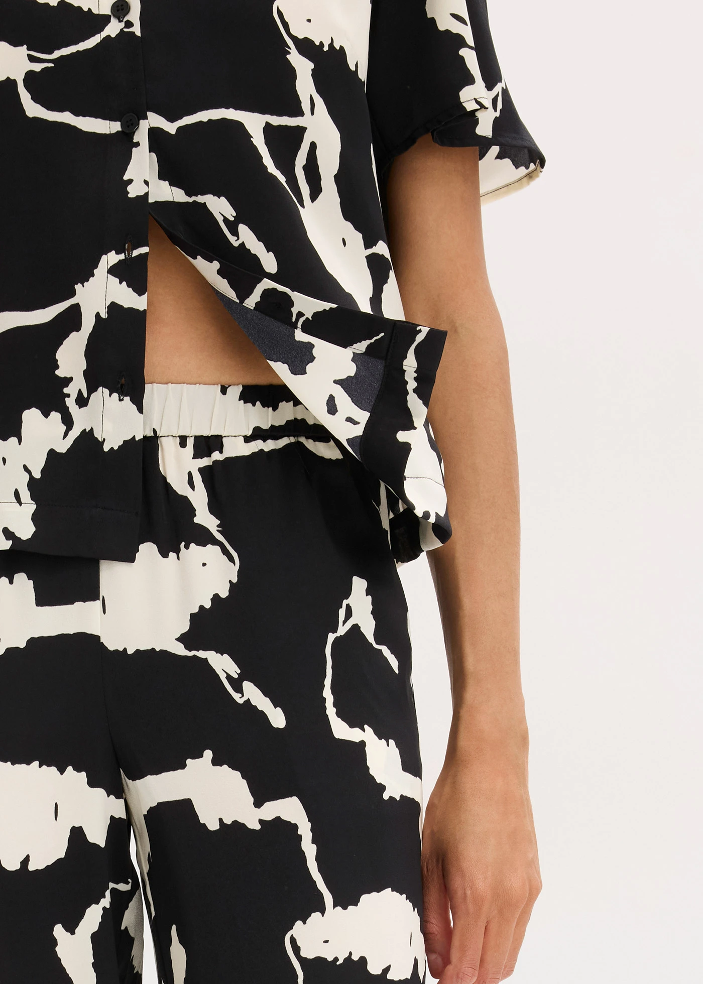 Kalhoty Palazzo se splývavého saténu • černo-bílá s potiskem • bonprix obchod