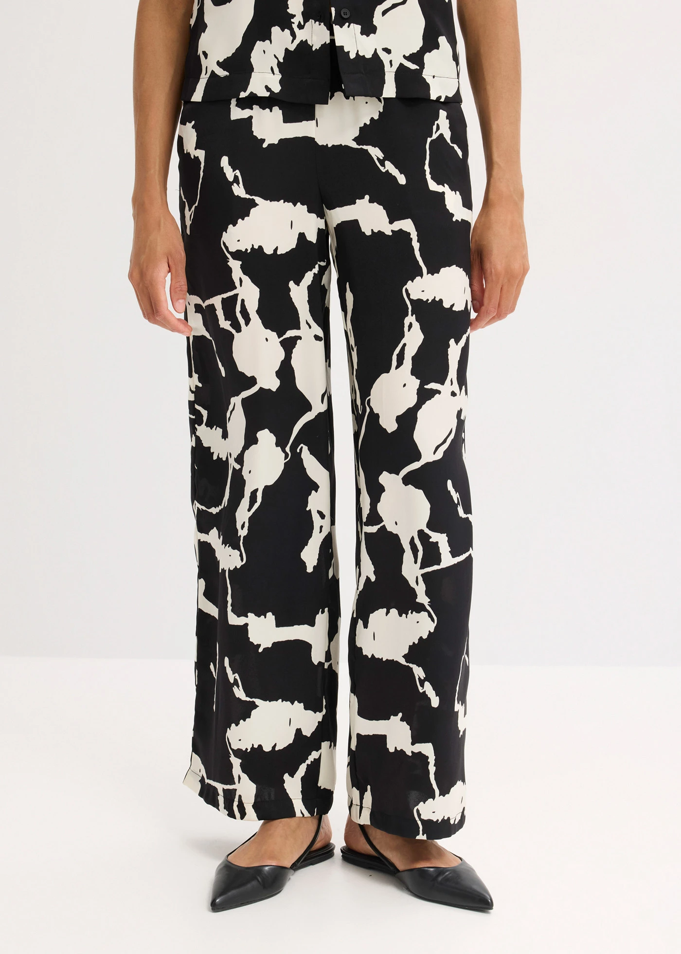 Kalhoty Palazzo se splývavého saténu • černo-bílá s potiskem • bonprix obchod