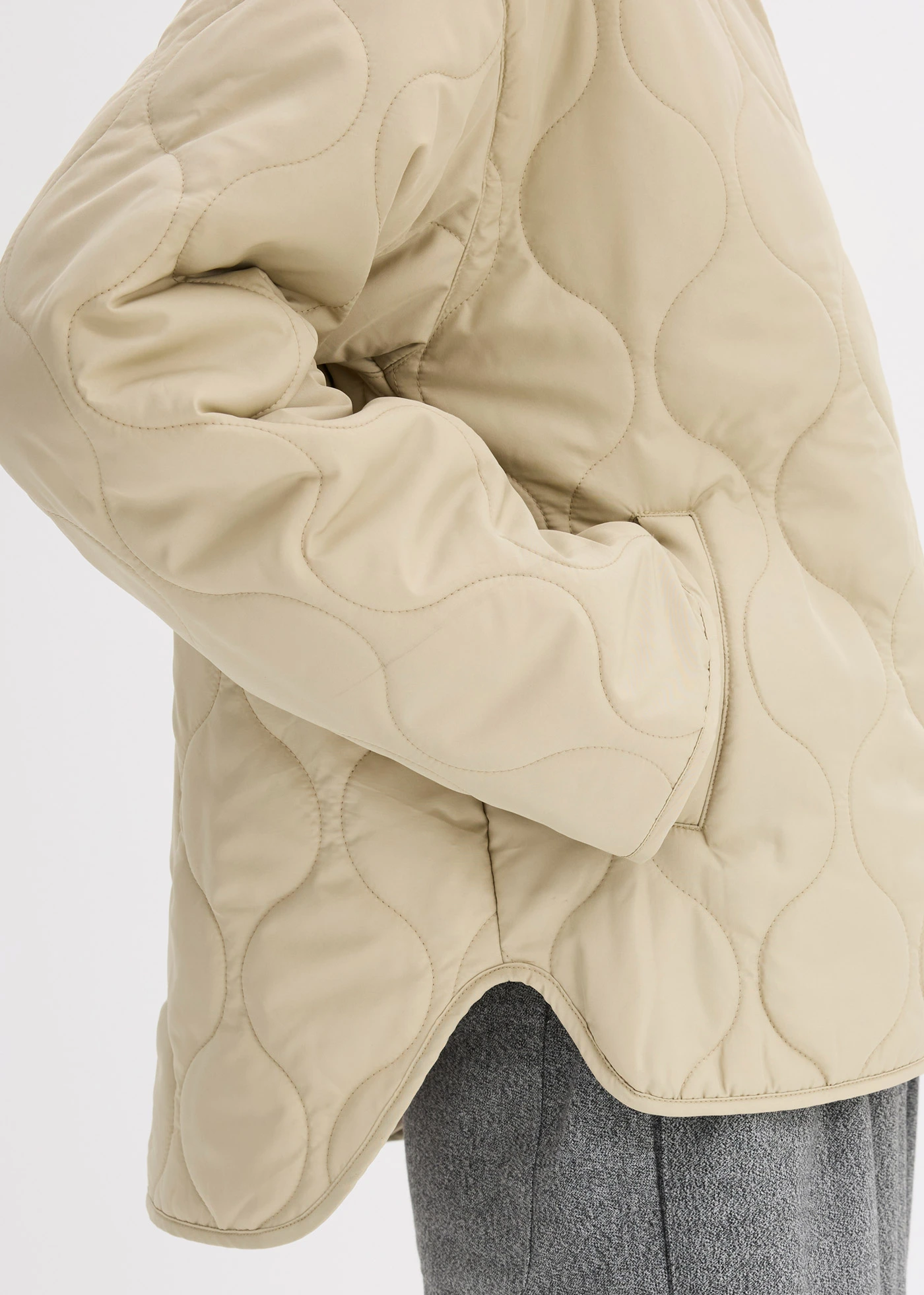 Prešívaná bunda, veľmi ľahká, oversized • matná trstinová • obchod bonprix