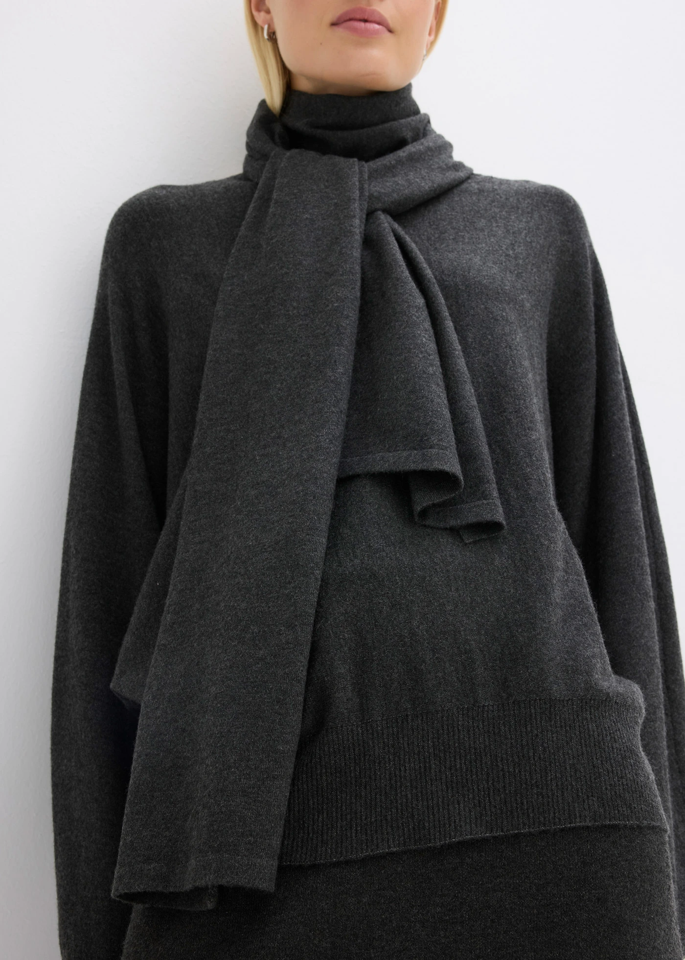 Svetr z jemné pleteniny z měkké viskózové směsi • antracitový melír • bonprix obchod