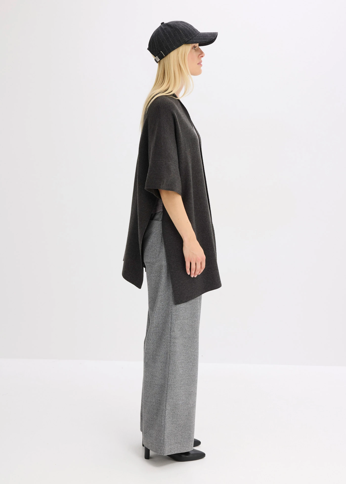 Oversize pletená pelerína • antracitový melír • bonprix obchod