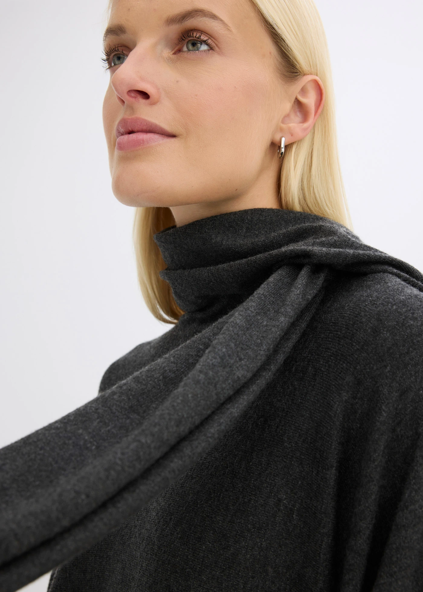 Svetr z jemné pleteniny z měkké viskózové směsi • antracitový melír • bonprix obchod