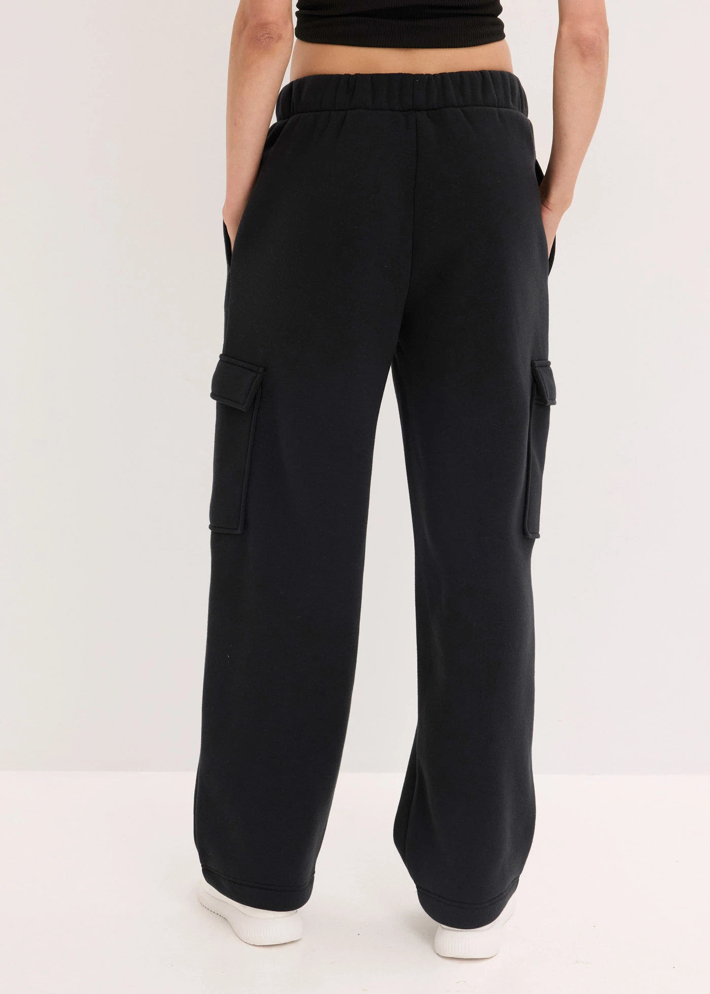 Funkční termo joggingové kalhoty se širokými nohavicemi, rychleschnoucí • černá • bonprix obchod