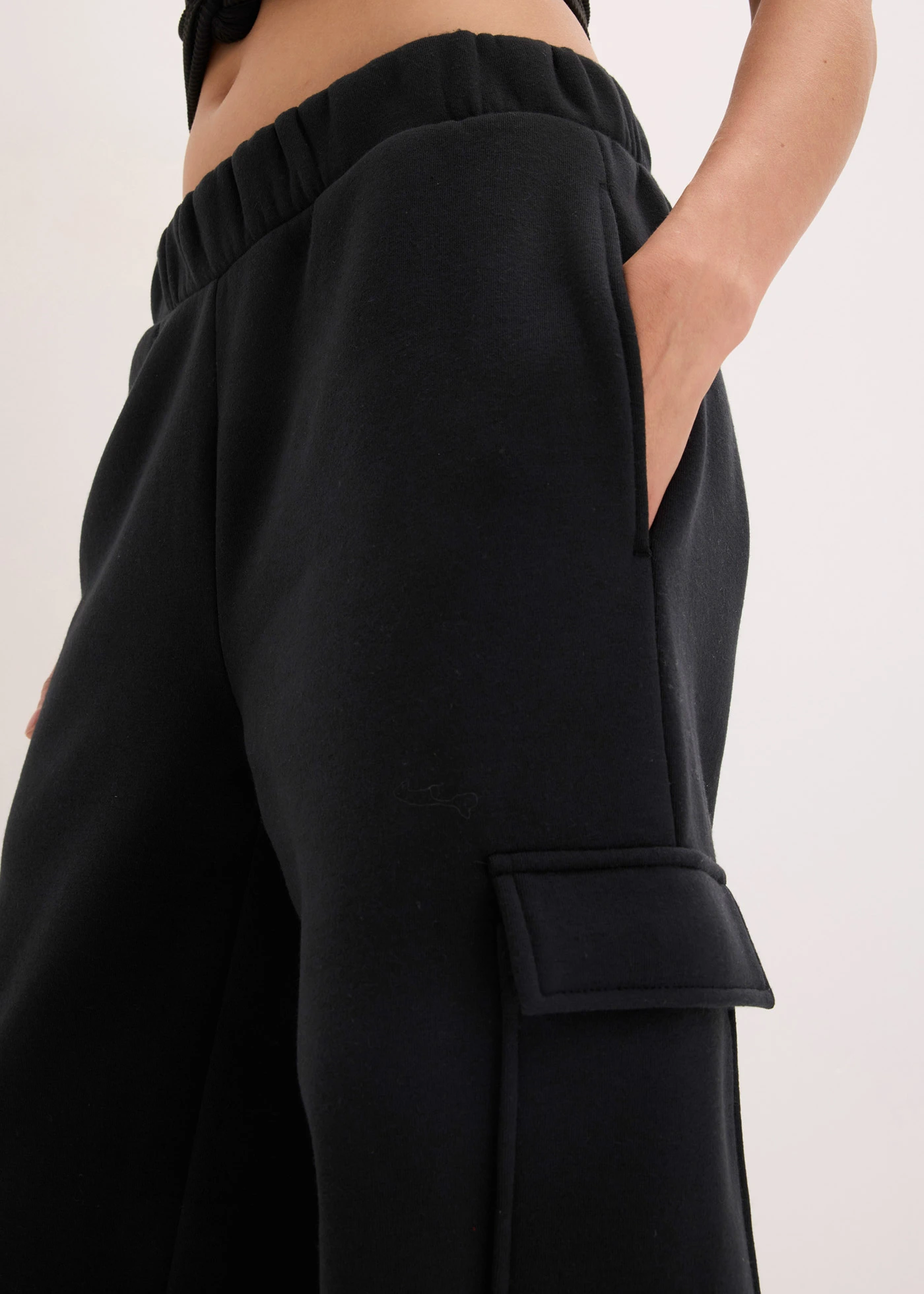 Funkční termo joggingové kalhoty se širokými nohavicemi, rychleschnoucí • černá • bonprix obchod