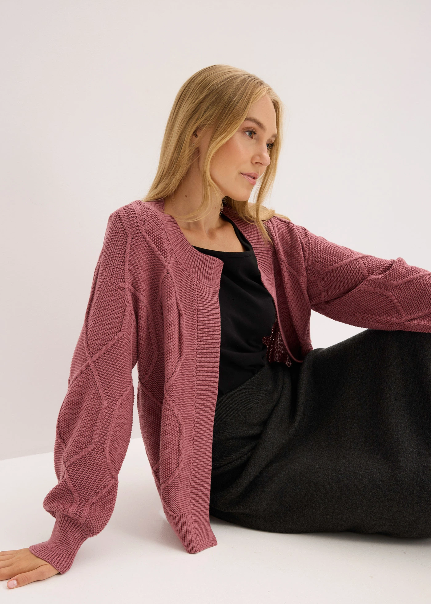 Pletený kabátek s copánkovým vzorem • jemně bobulová • bonprix obchod