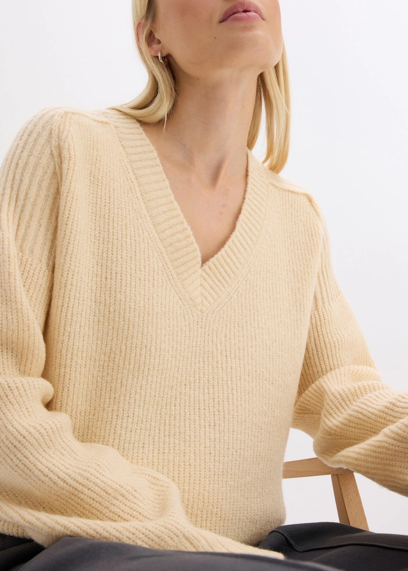 Oversize svetr s výstřihem do V • šedobéžový melír • bonprix obchod