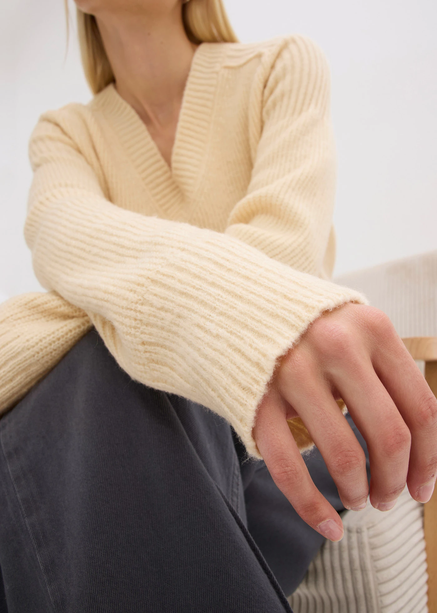 Oversize svetr s výstřihem do V • šedobéžový melír • bonprix obchod