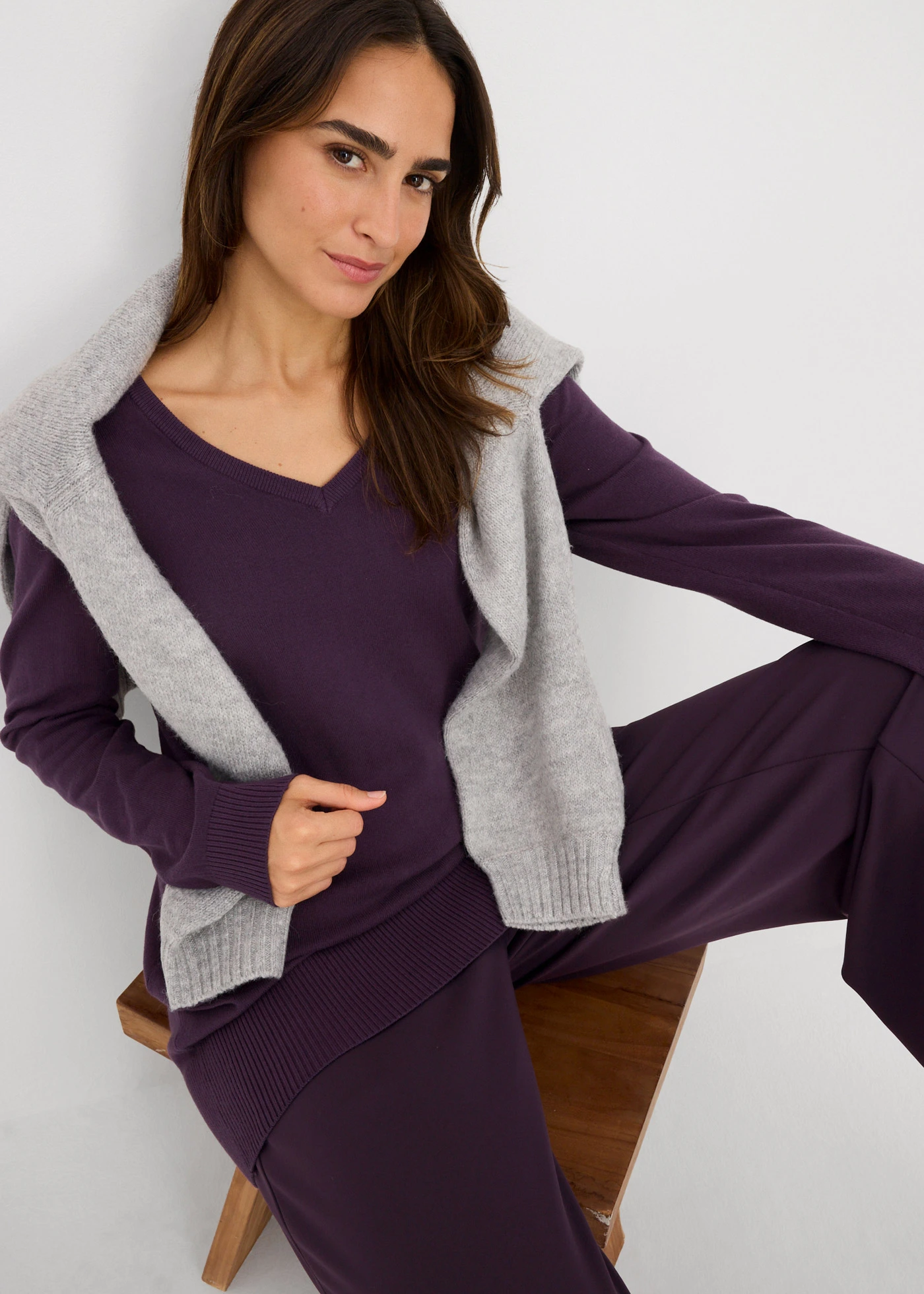 Długi sweter z cienkiej dzianiny z kolekcji basic z dekoltem w serek • śliwkowy • sklep bonprix