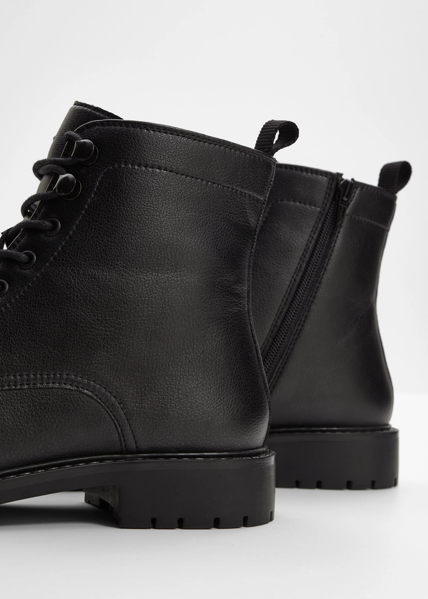 Boots lacées à semelle crantée • noir • Boutique bonprix