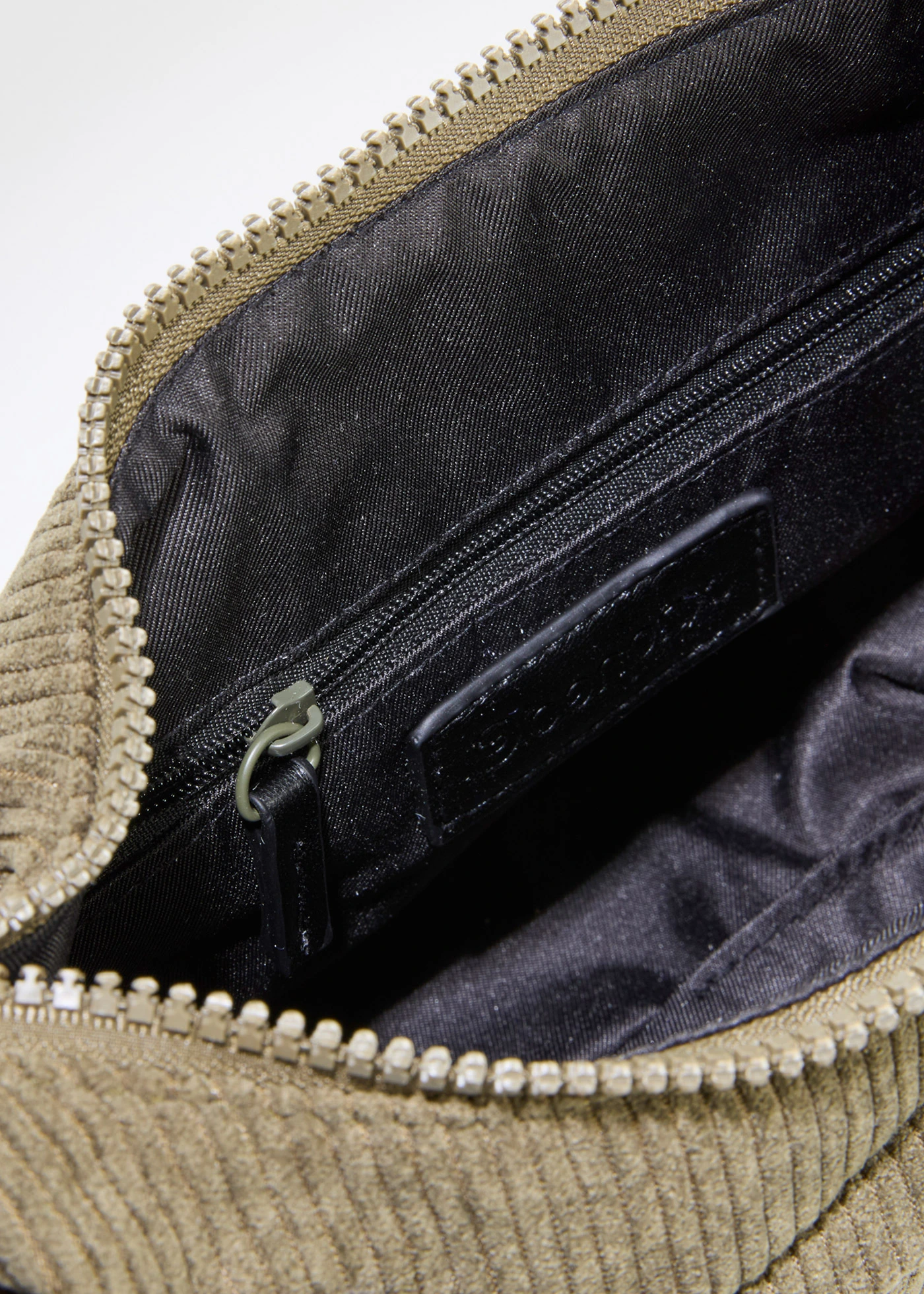 Manšestrová kabelka přes rameno • tmavě olivová • bonprix obchod