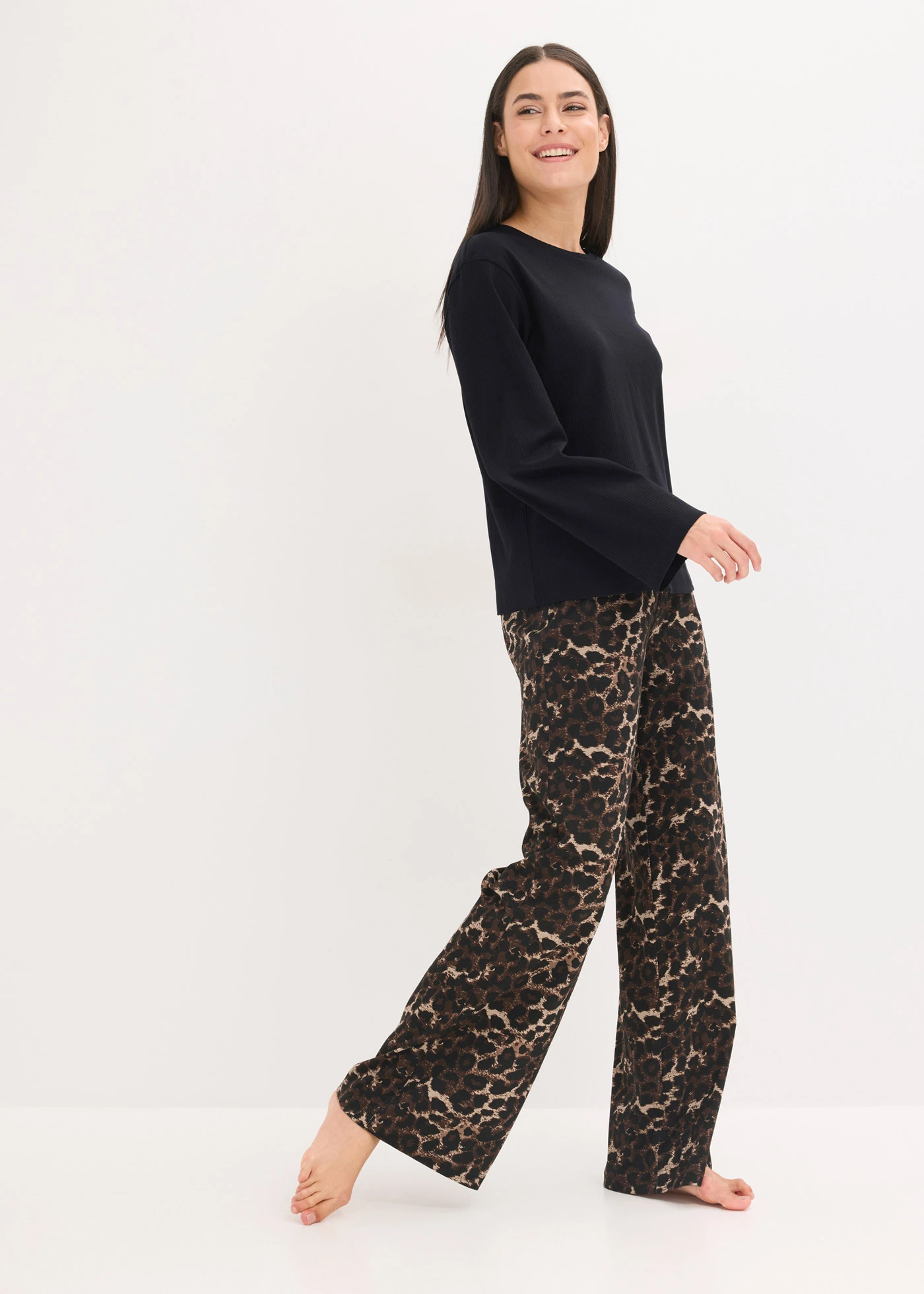 Pyžamo s žebrovaným tričkem a širokými kalhotami • s leopardím potiskem • bonprix obchod