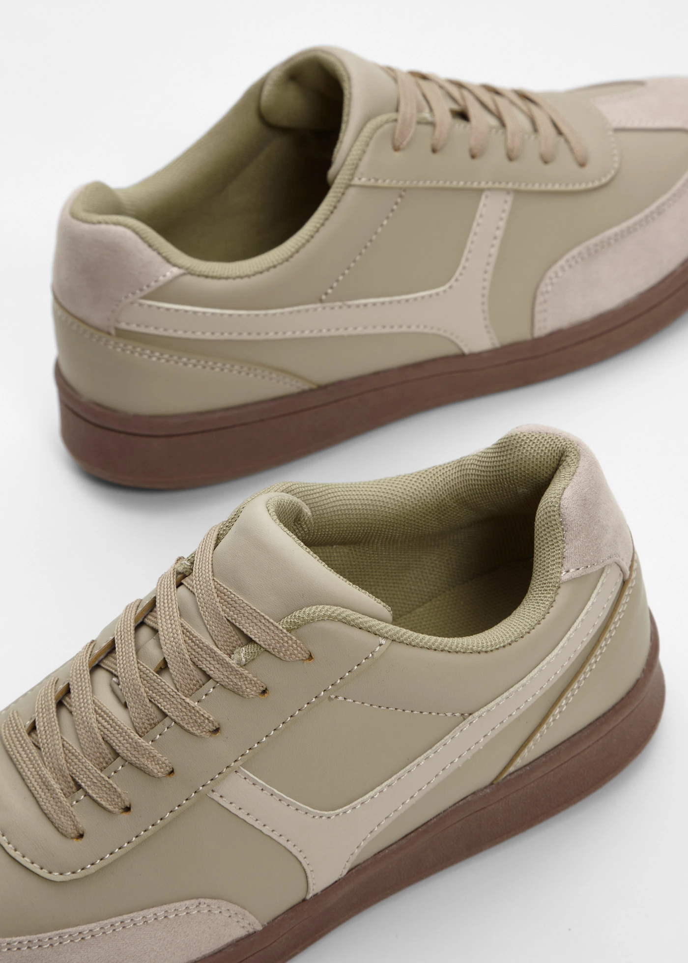 Sneakers rétro • roseau mat-naturel • Boutique bonprix