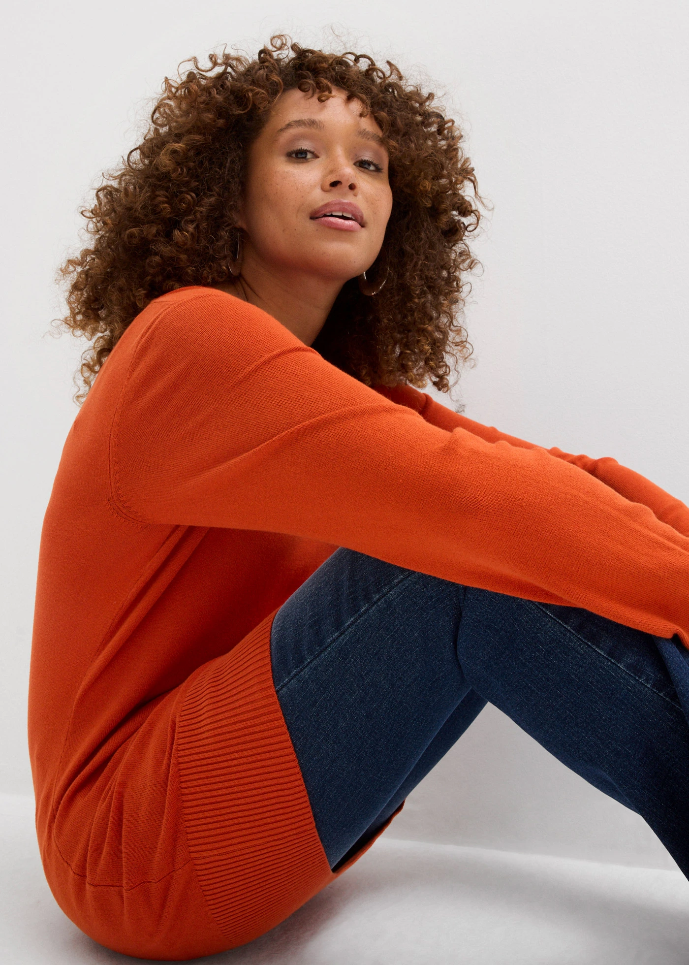 Dlouhý základní svetr s výstřihem do V, jemná pletenina • hnědooranžová • bonprix obchod