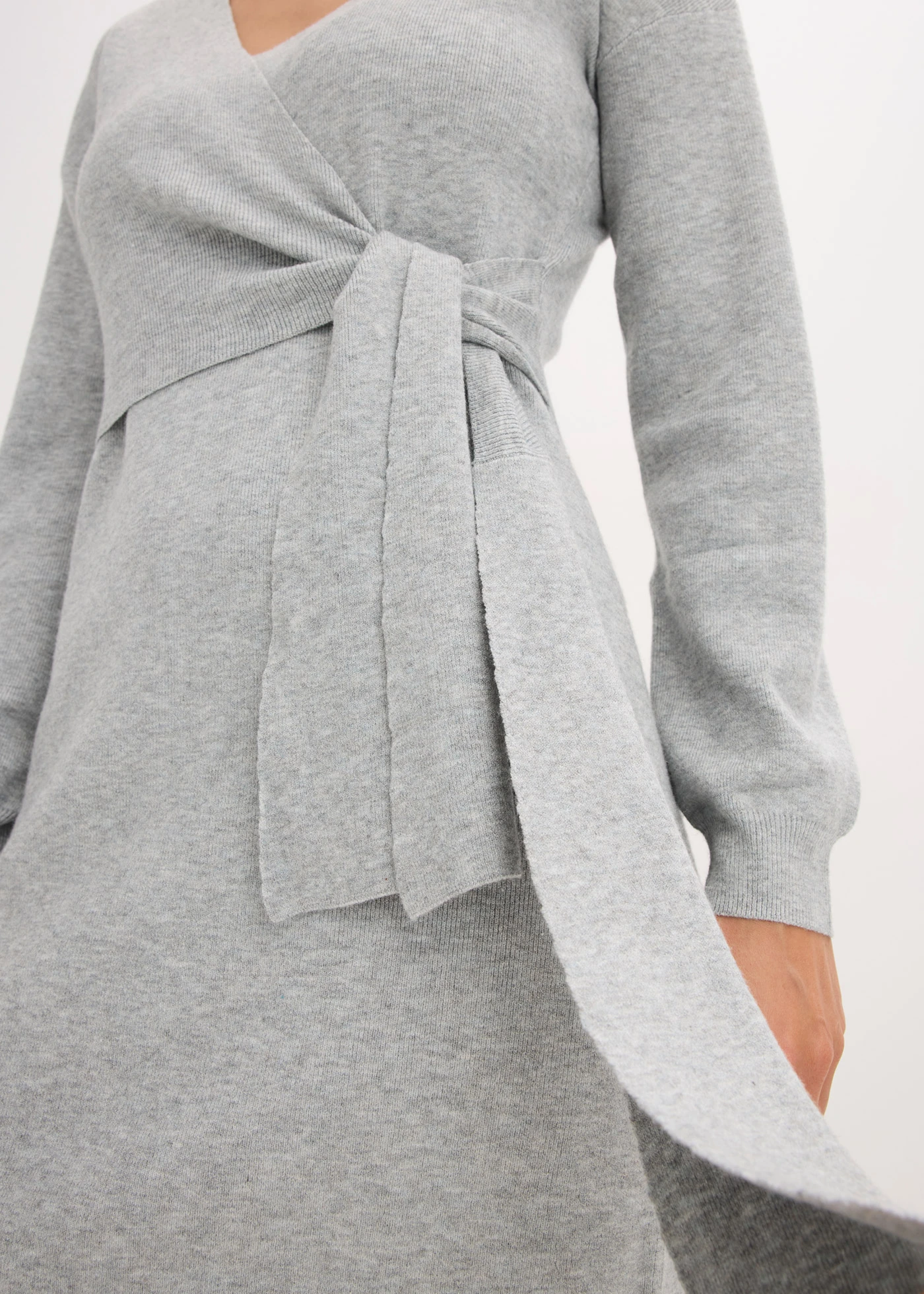 Pletené šaty ze směsi s viskózou • světle šedý melír • bonprix obchod