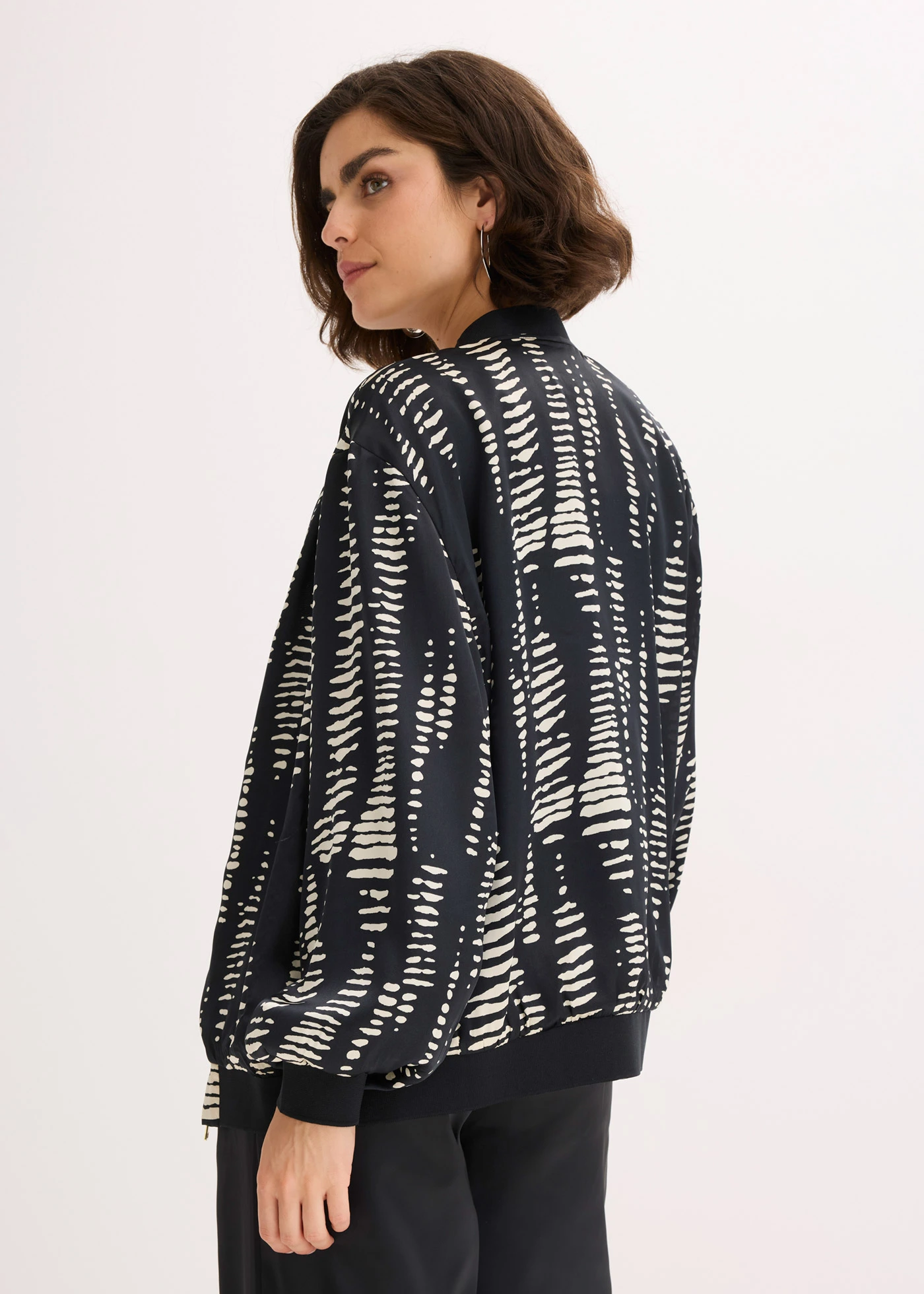 Blouson en satin fluide • noir-sable imprimé • Boutique bonprix