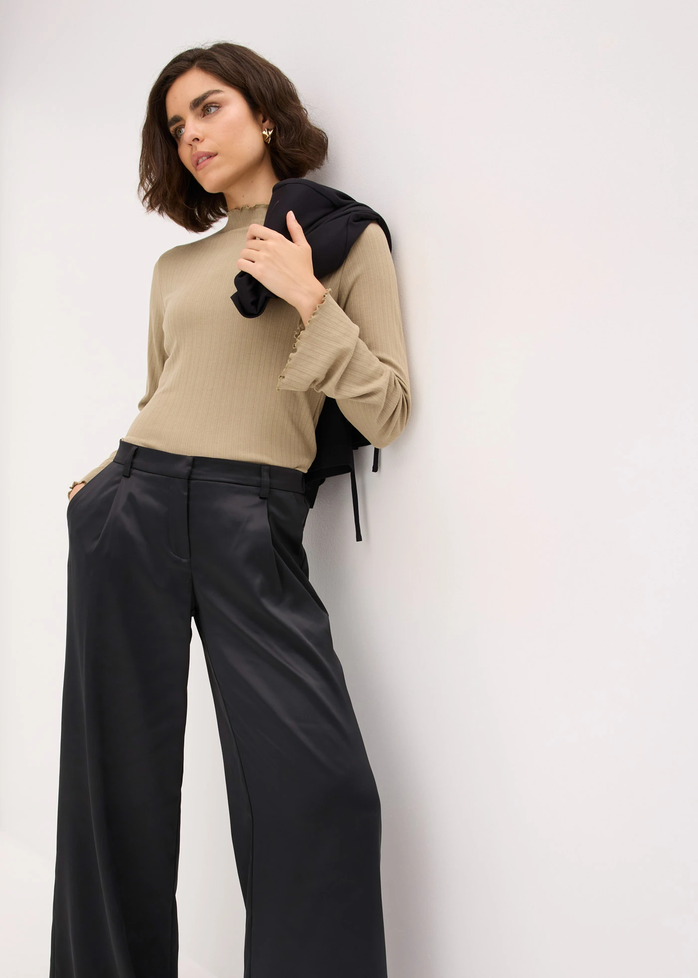 Pantalon de tailleur satiné • noir • product-page.page-title-suffix