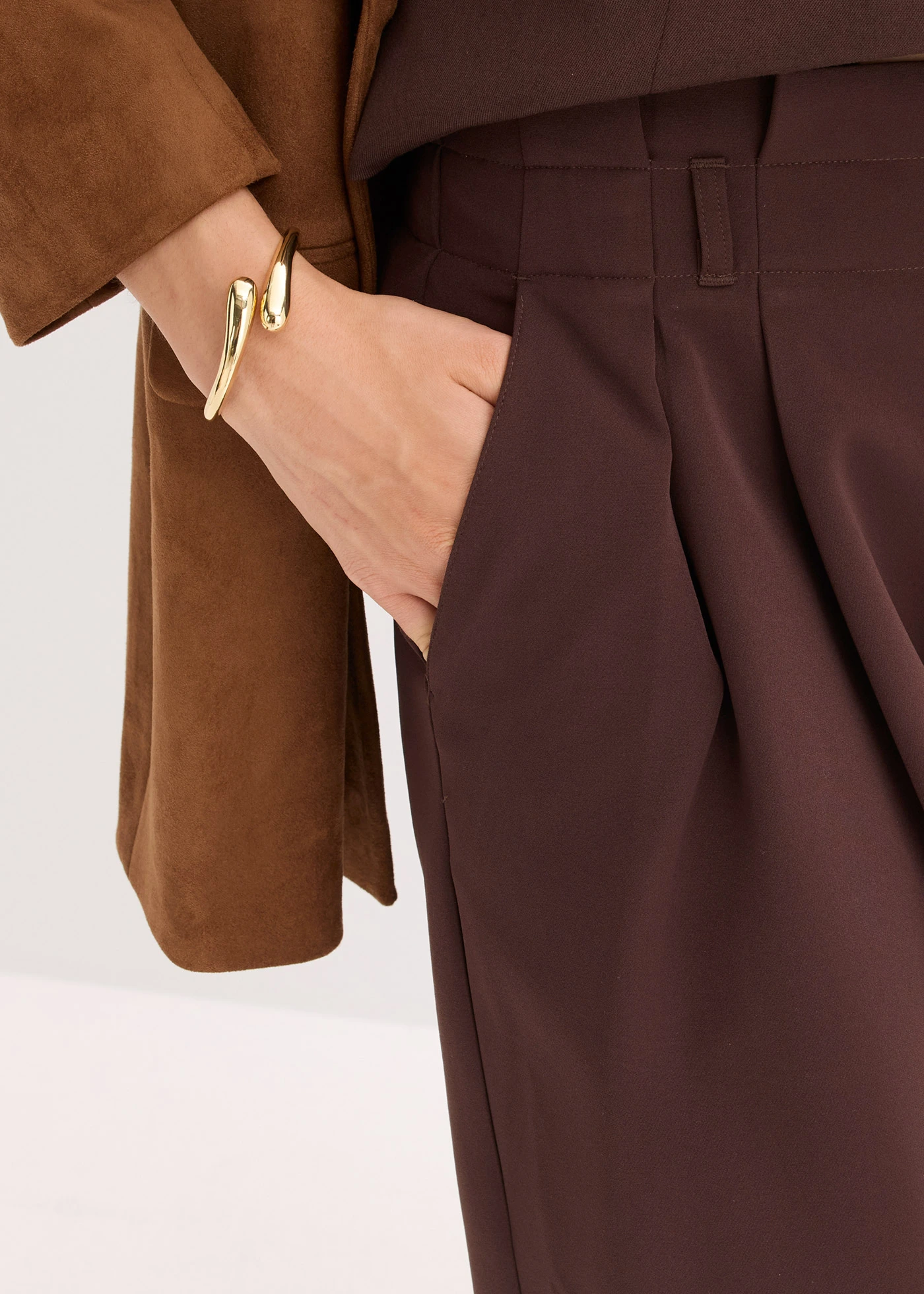 Pantalon à pinces avec  taille élastiquée • marron foncé • Boutique bonprix