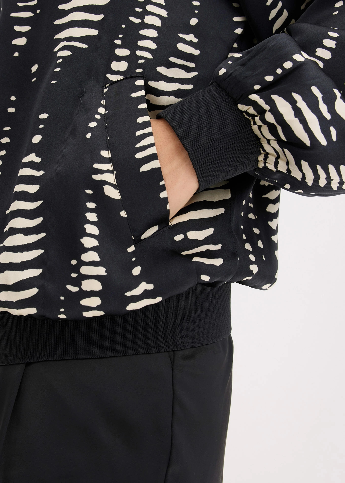 Blouson en satin fluide • noir-sable imprimé • Boutique bonprix