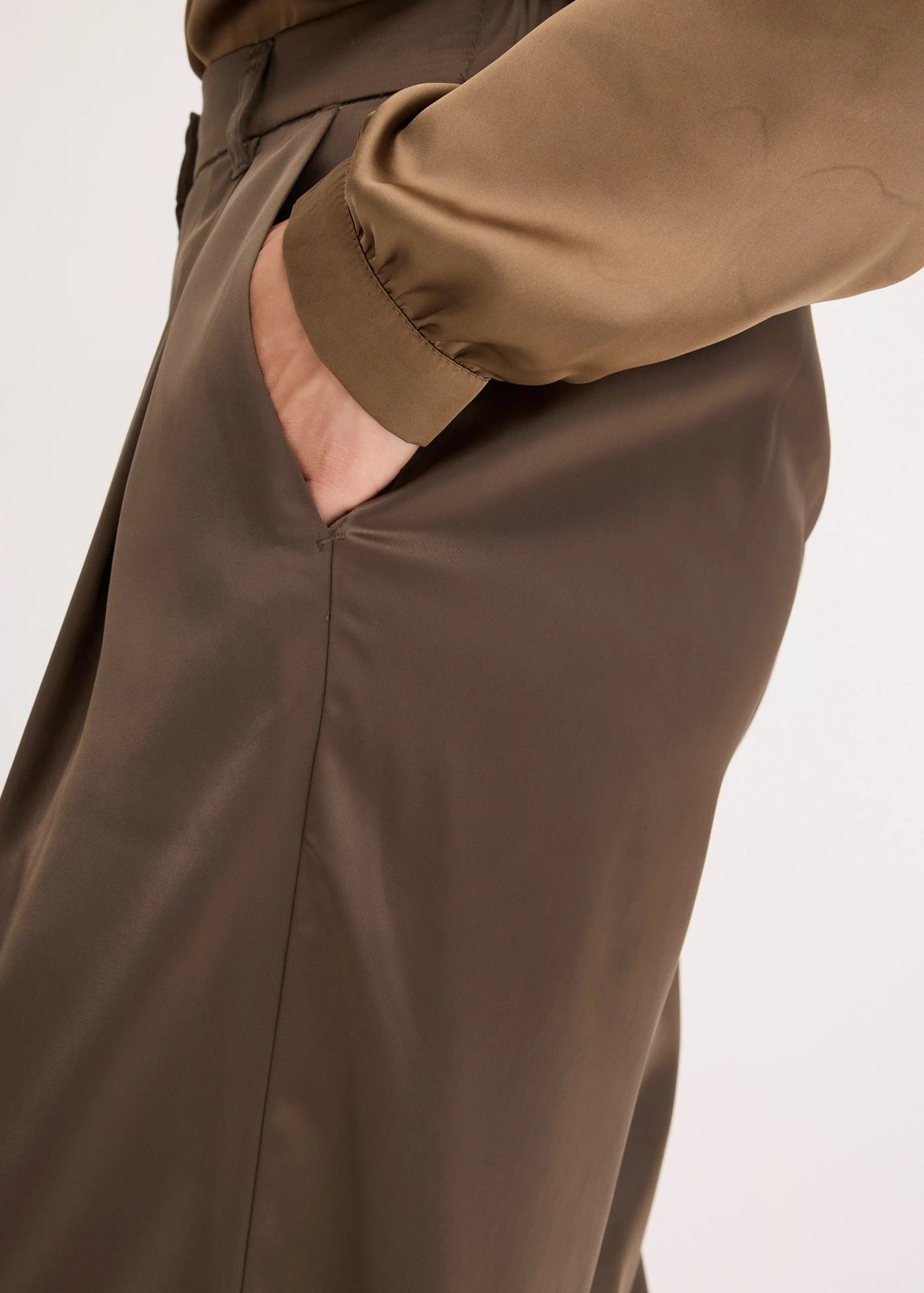 Pantalon de tailleur satiné • olive • product-page.page-title-suffix