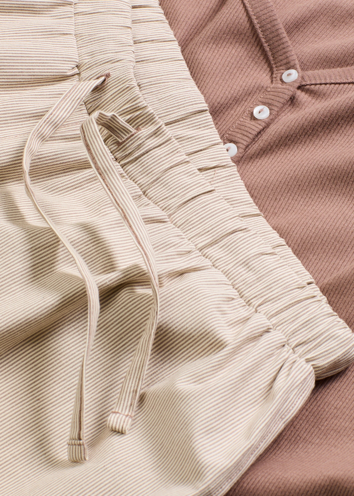 Volnočasové žebrové triko a tkané kalhoty • matně hnědá s proužky • bonprix obchod