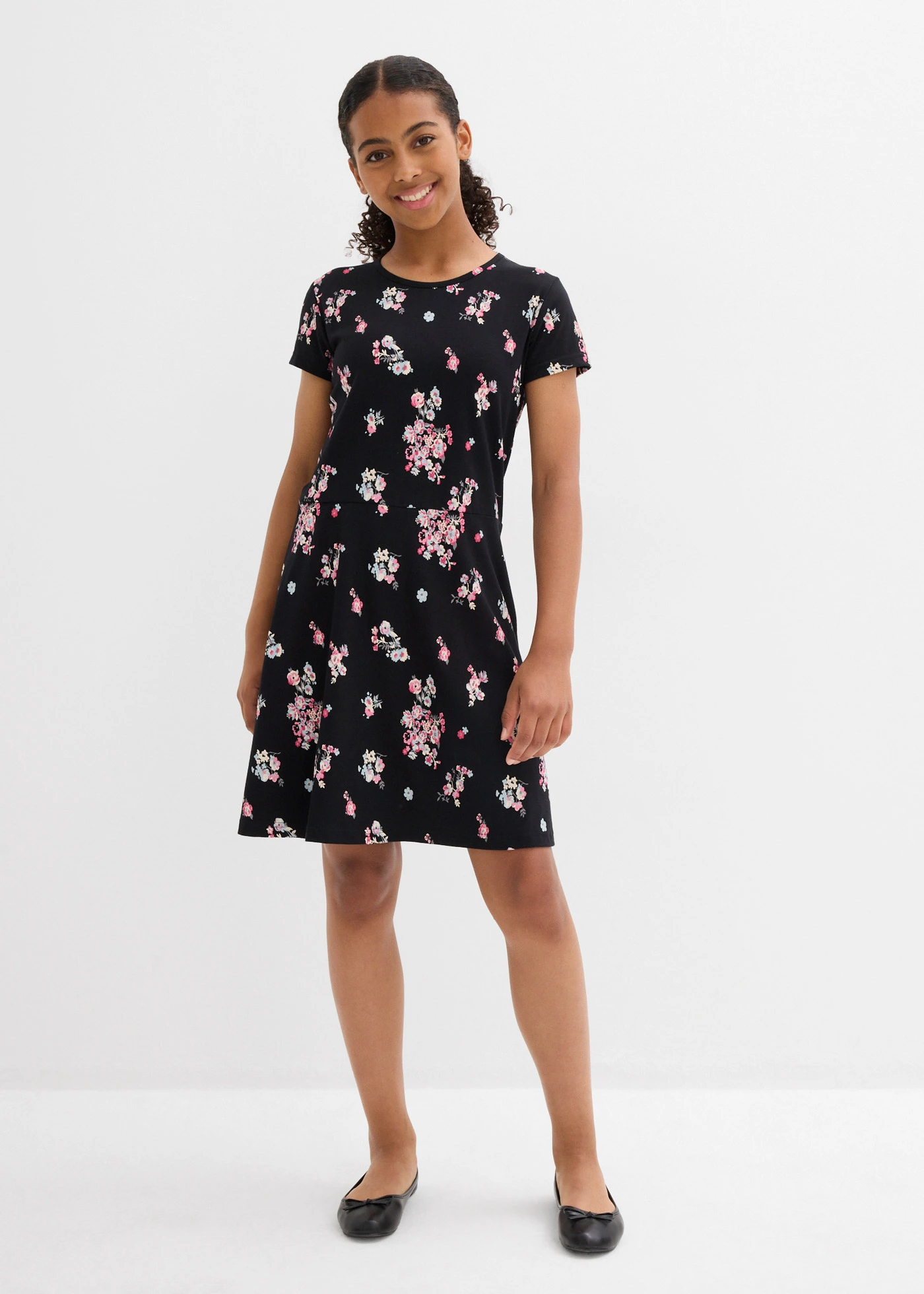 Žerzejové šaty z elastické směsi s organickou bavlnou • černá s květy • bonprix obchod