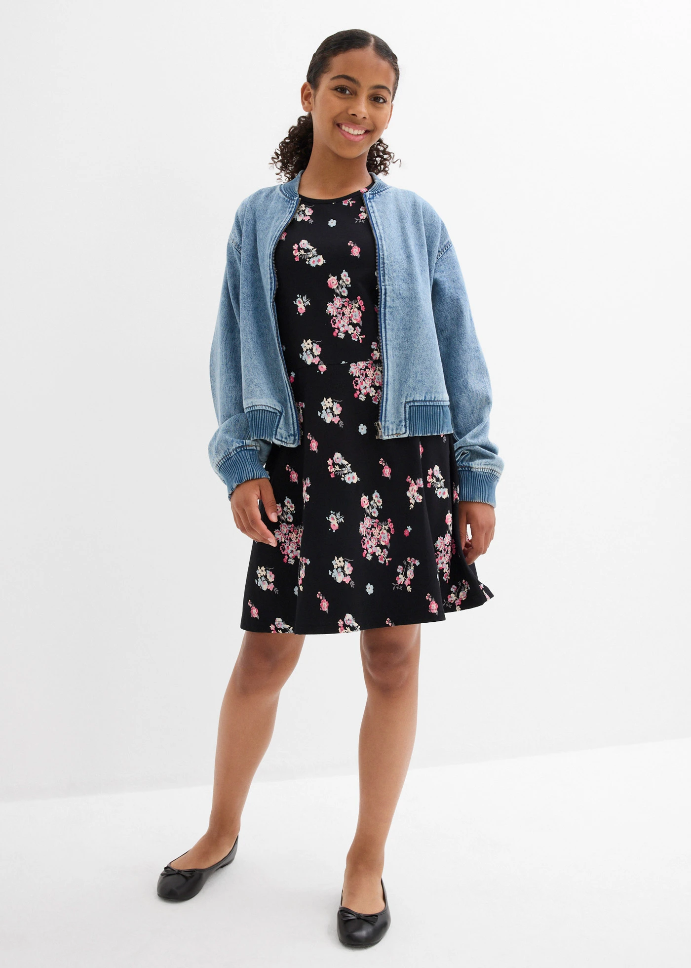 Žerzejové šaty z elastické směsi s organickou bavlnou • černá s květy • bonprix obchod